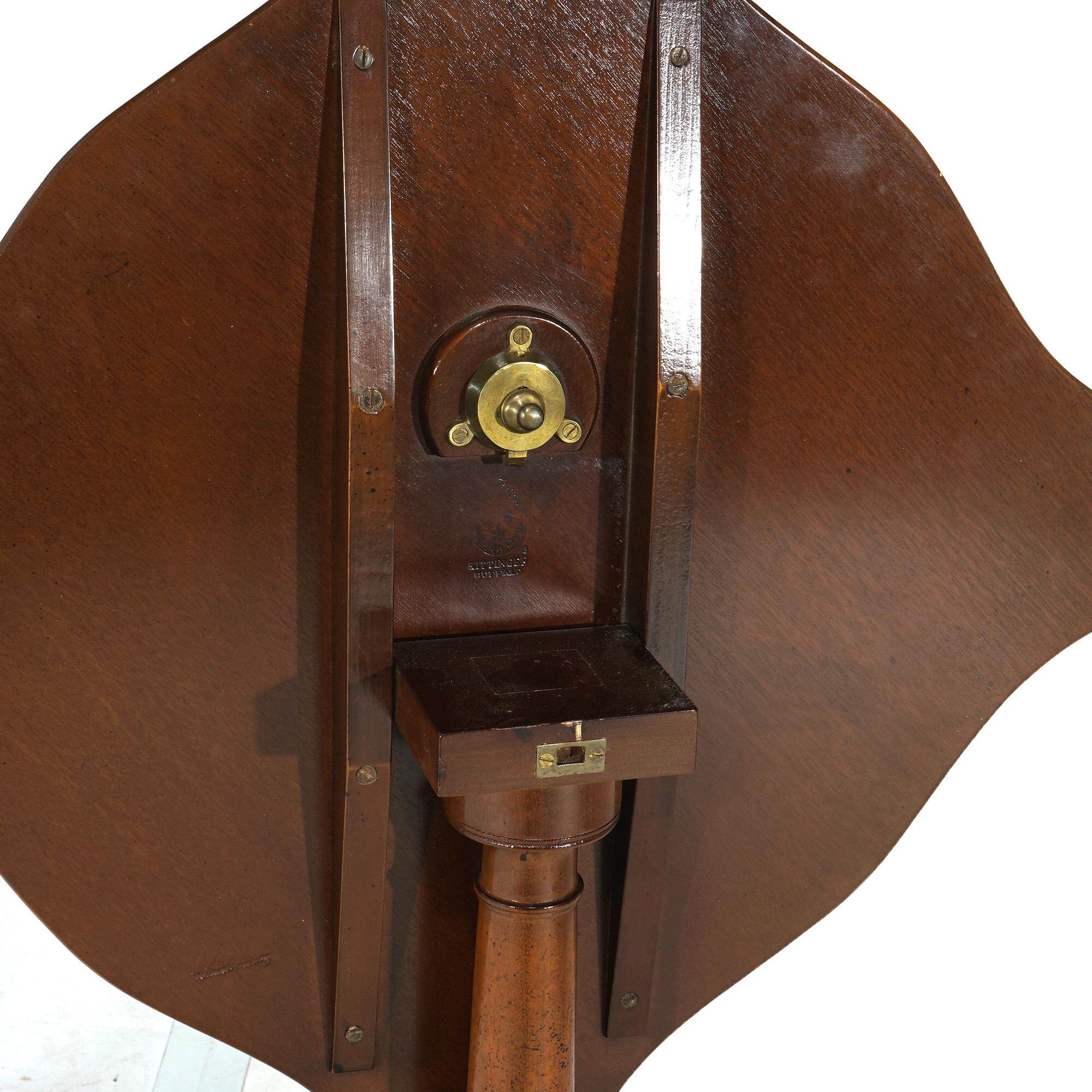 Acajou Kittinger Williamsburg Mahogany Tilt Top Candle Stand with Shaped Top 20e siècle en vente