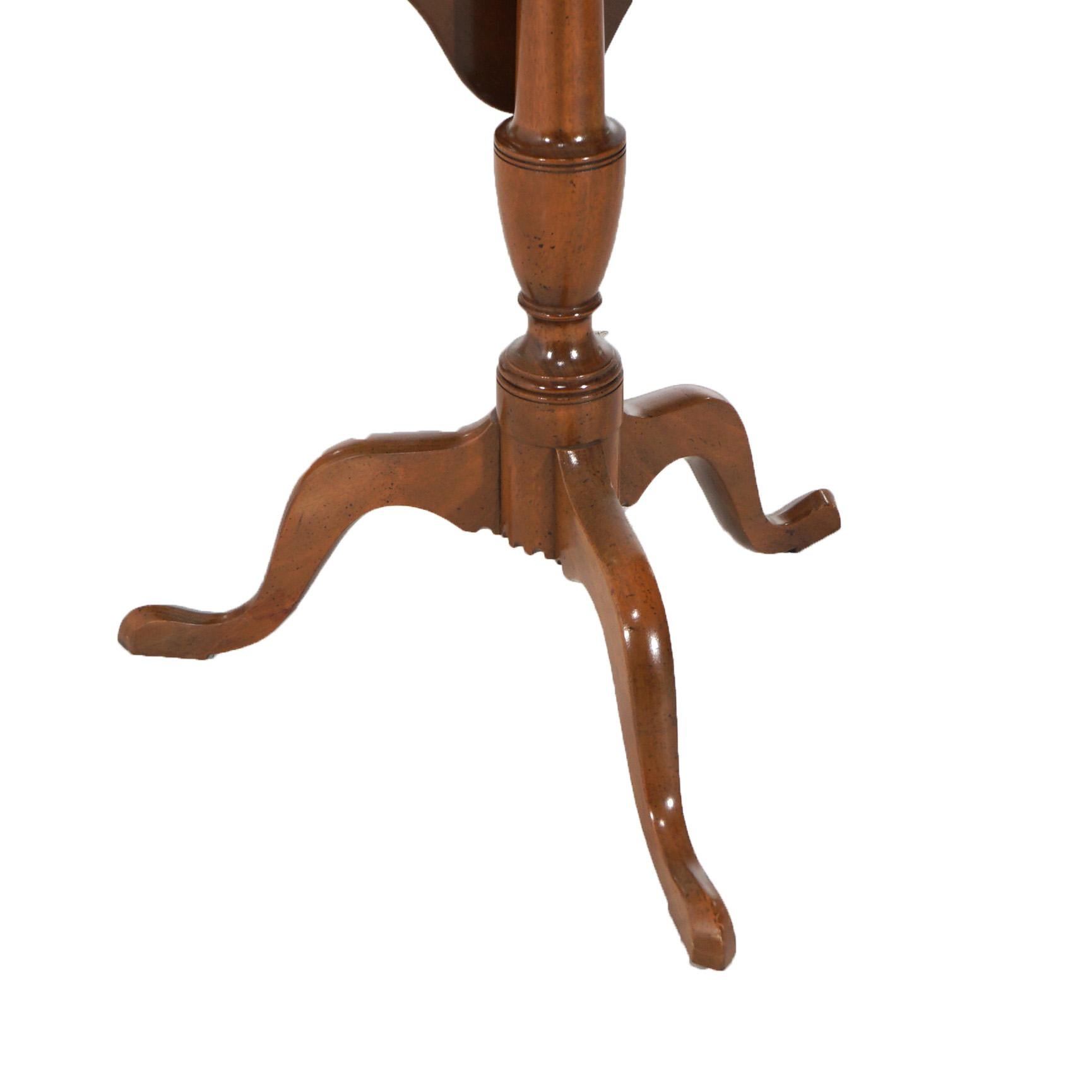 Kittinger Williamsburg Mahogany Tilt Top Candle Stand with Shaped Top 20e siècle en vente 1