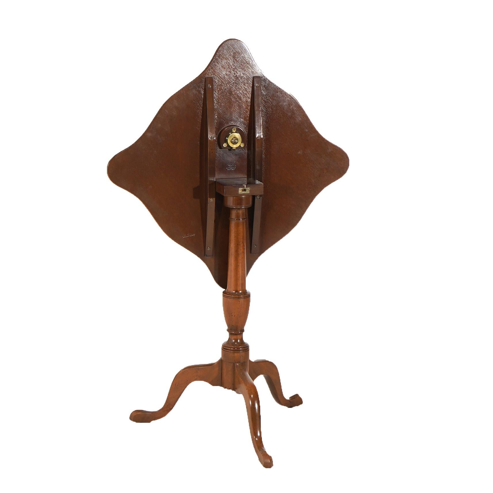 Kittinger Williamsburg Mahogany Tilt Top Candle Stand with Shaped Top 20e siècle en vente 2