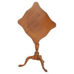 Kittinger Williamsburg Mahogany Tilt Top Candle Stand with Shaped Top 20e siècle