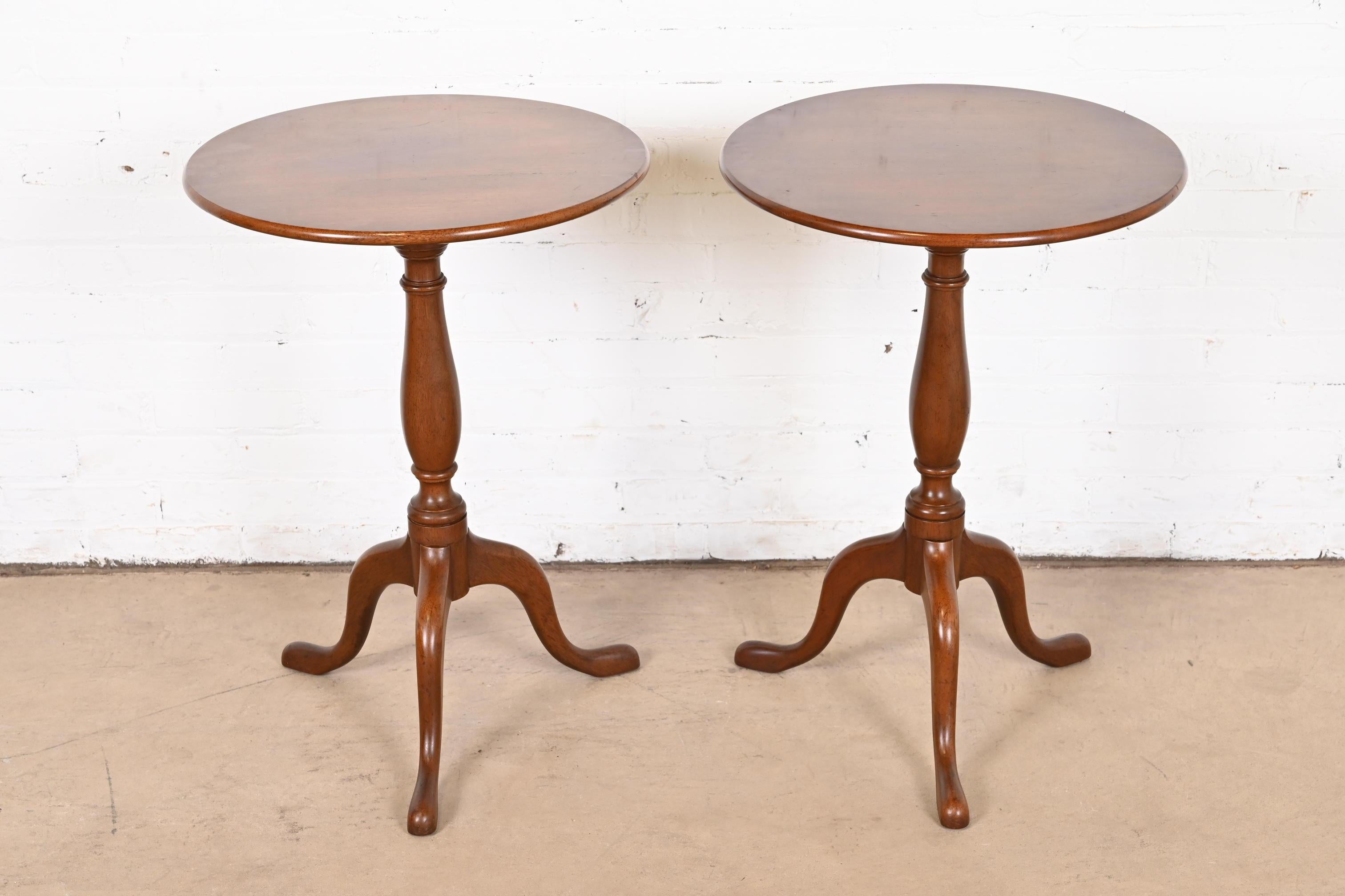 Kittinger Queen Anne Mahogany Tilt-Top Pedestal Tea Tables, Pair For Sale 5