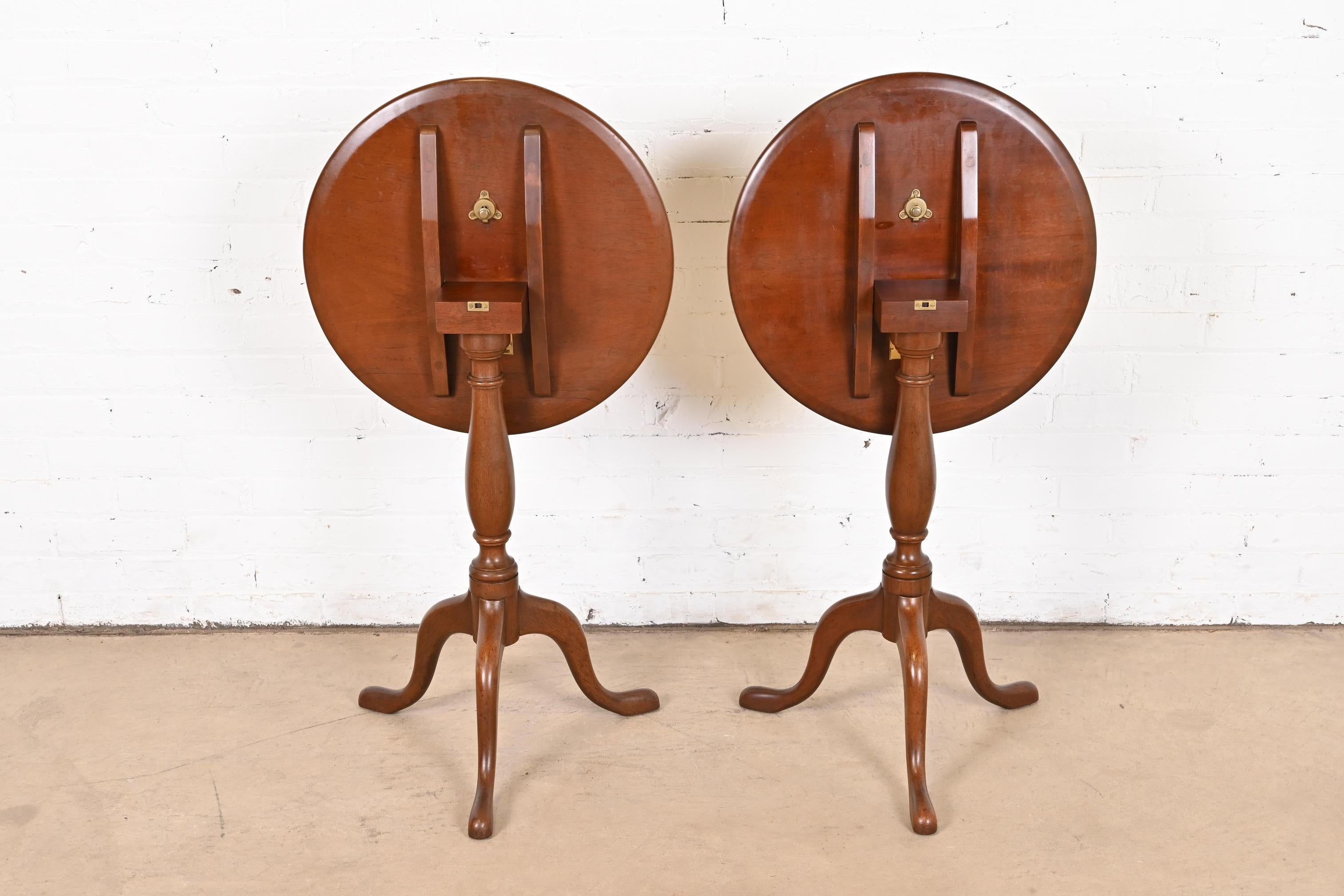 Kittinger Queen Anne Mahogany Tilt-Top Pedestal Tea Tables, Pair For Sale 6