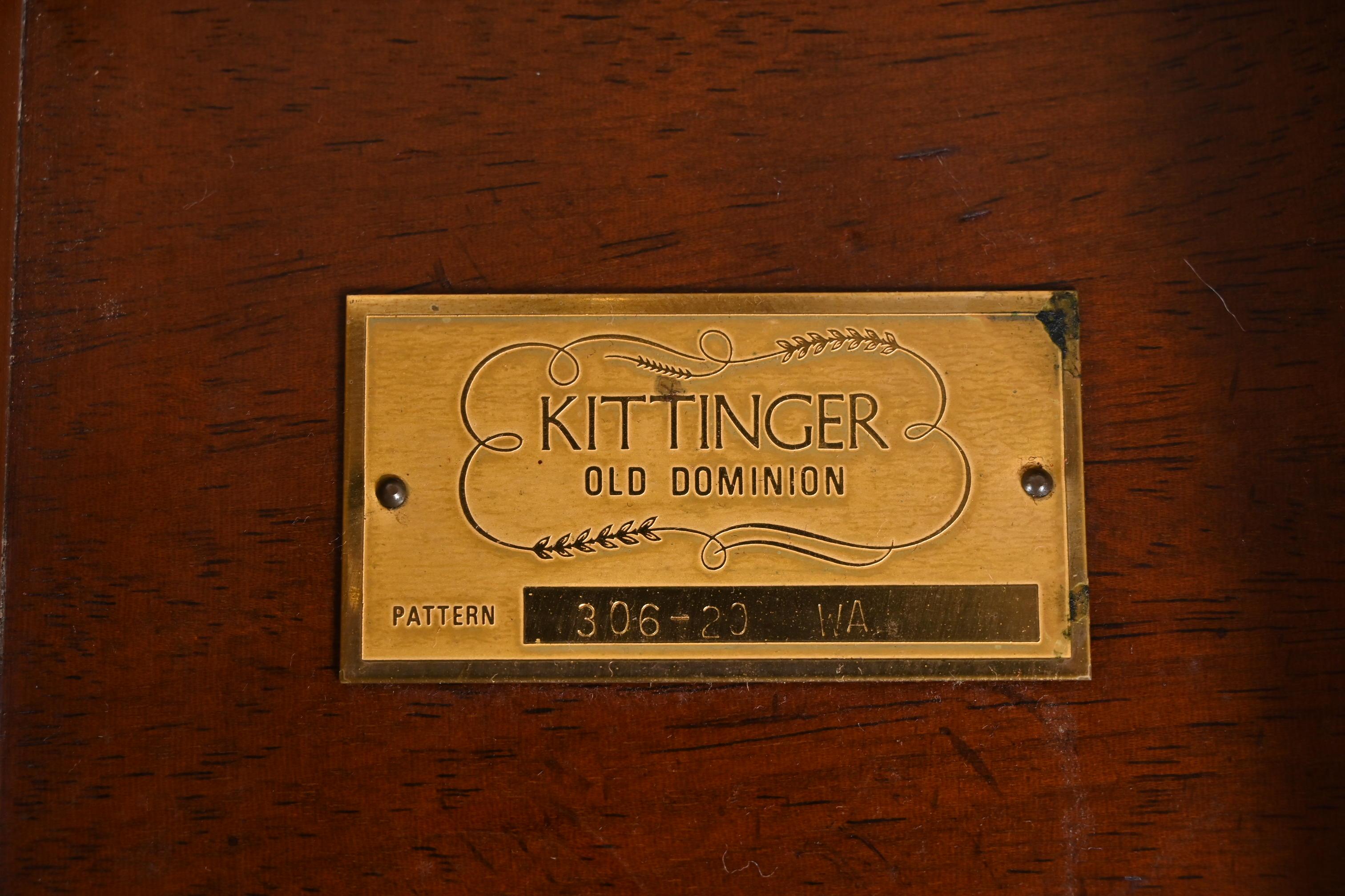 Kittinger Queen Anne-Teetische aus Mahagoni mit Klappplatte und Sockel, Paar im Angebot 7