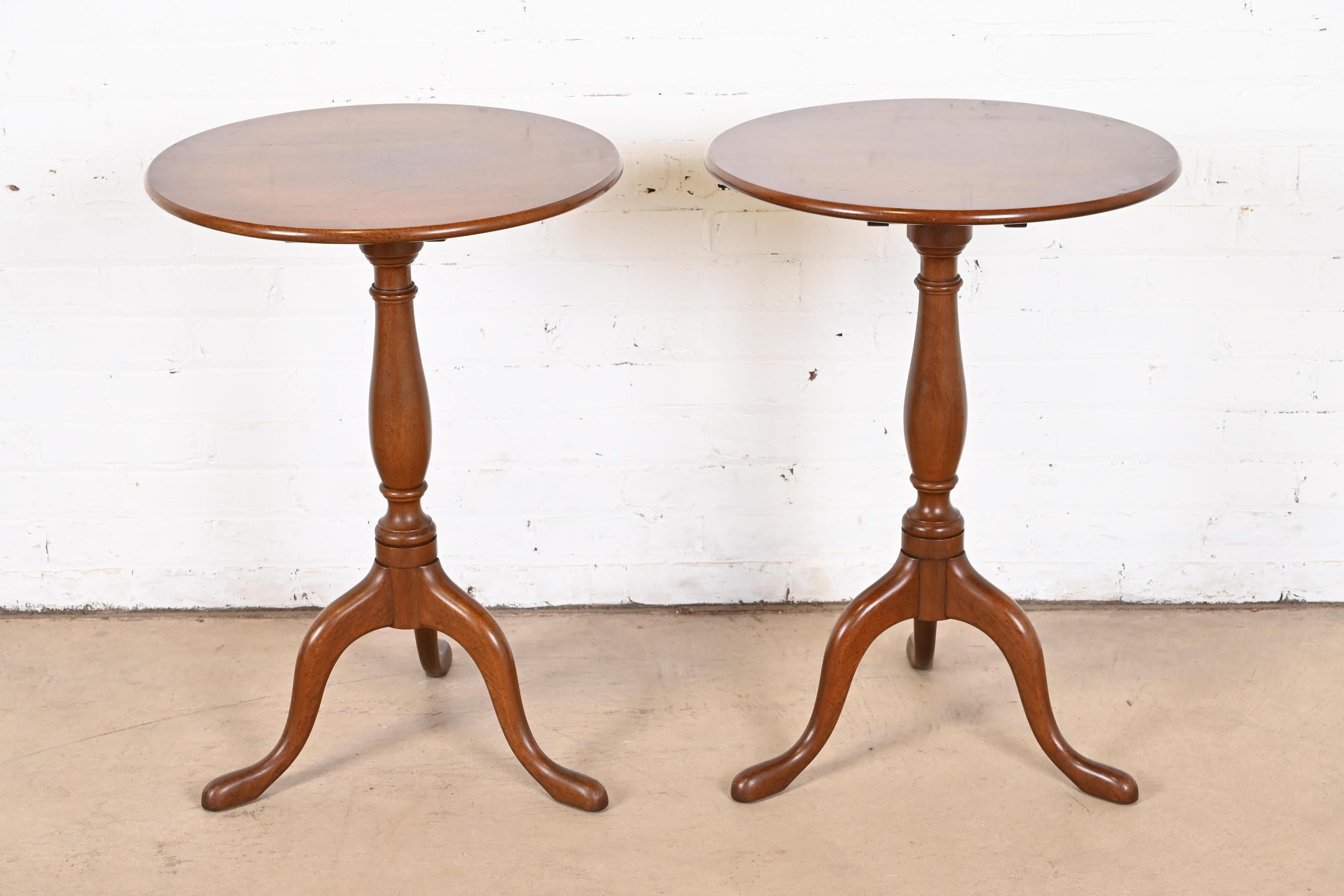 A gorgeous pair of Georgian or Queen Anne style solid mahogany tilt-top pedestal side tables or tea tables

By Kittinger

USA, Circa 1960s

Measures: 20