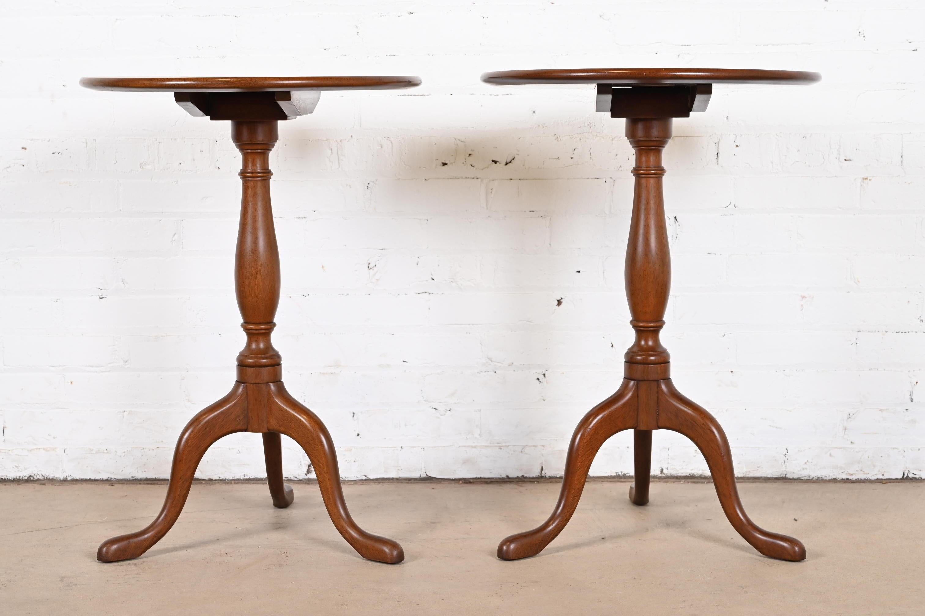 American Kittinger Queen Anne Mahogany Tilt-Top Pedestal Tea Tables, Pair For Sale