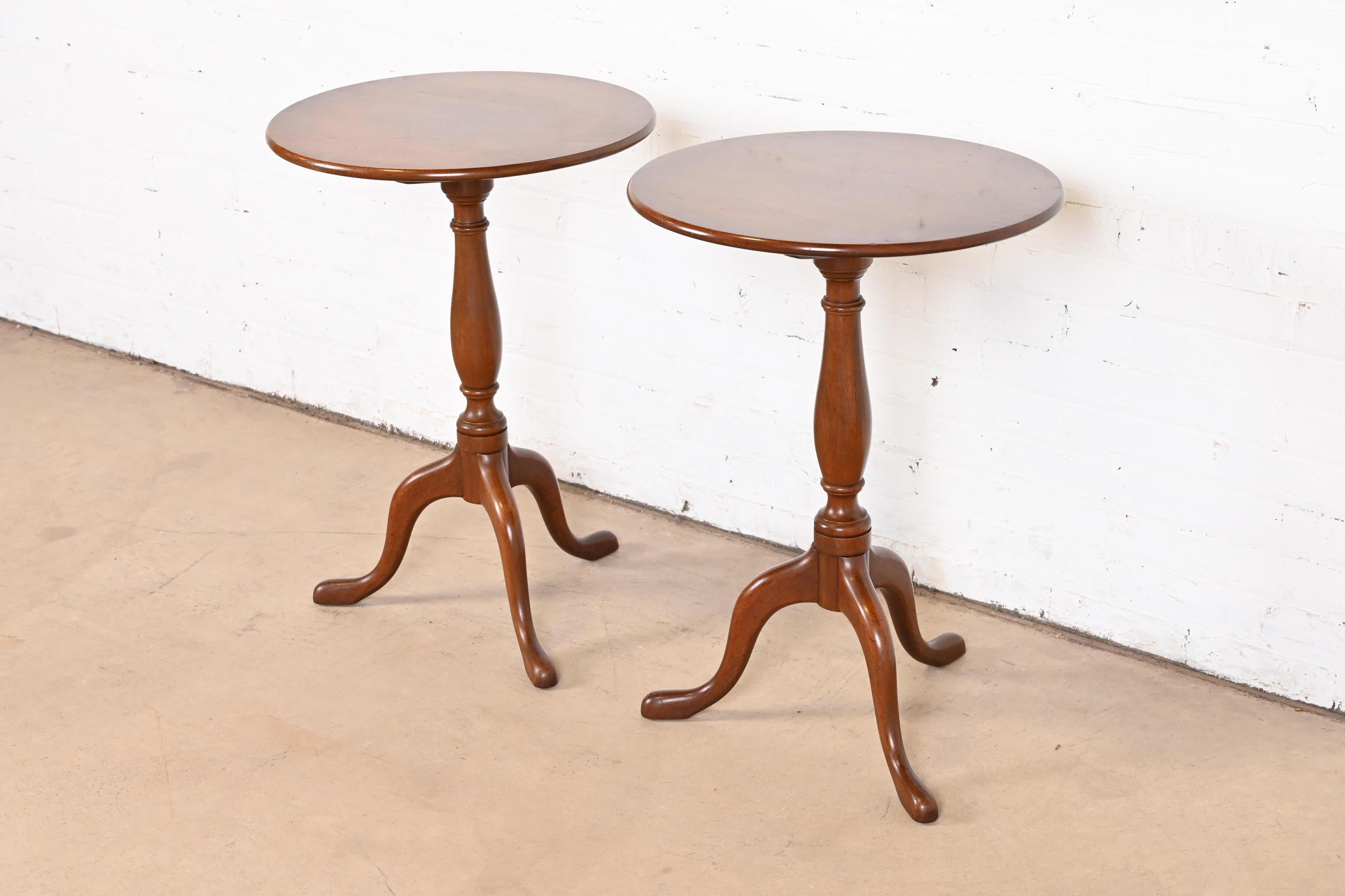 Kittinger Queen Anne Mahogany Tilt-Top Pedestal Tea Tables, Pair In Good Condition For Sale In South Bend, IN