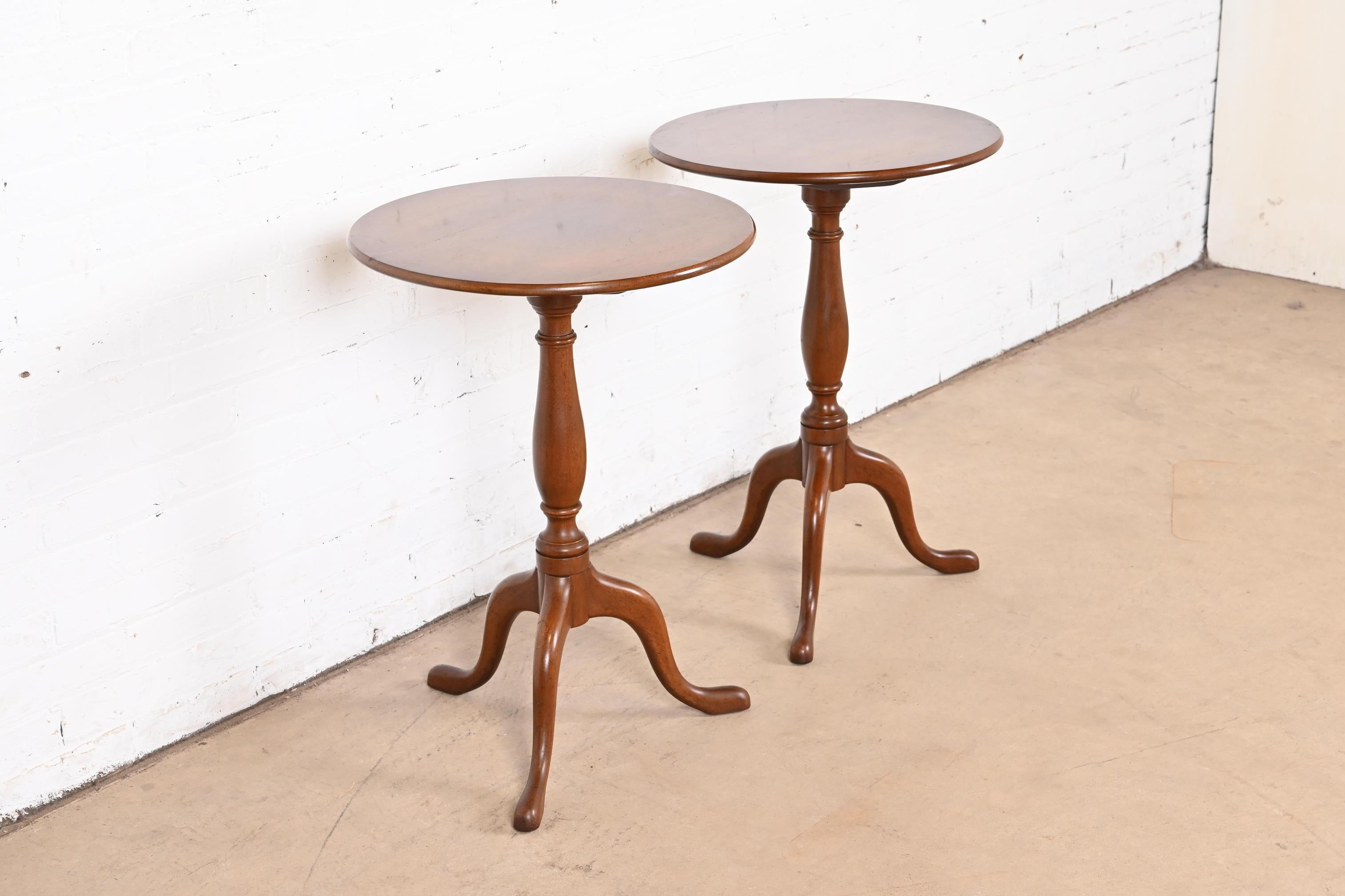 Mid-20th Century Kittinger Queen Anne Mahogany Tilt-Top Pedestal Tea Tables, Pair For Sale