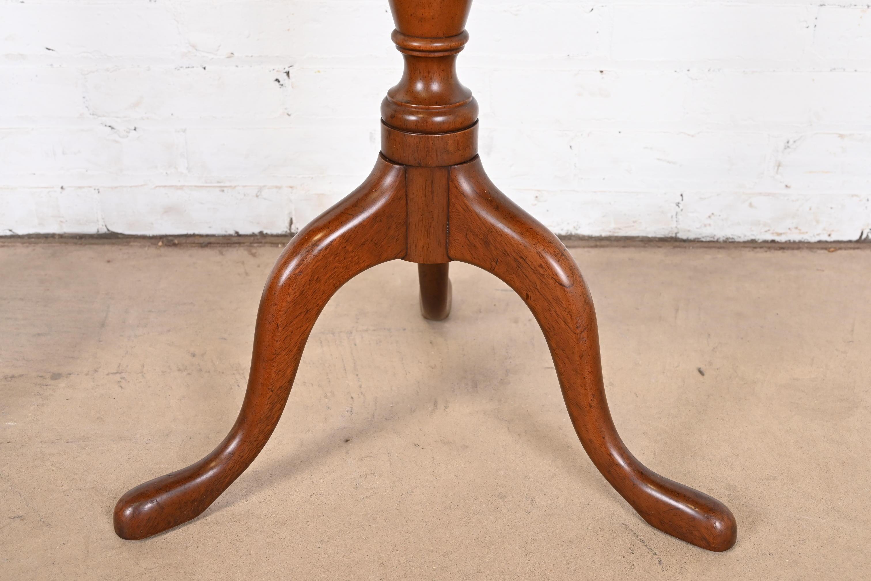 Kittinger Queen Anne Mahogany Tilt-Top Pedestal Tea Tables, Pair For Sale 2