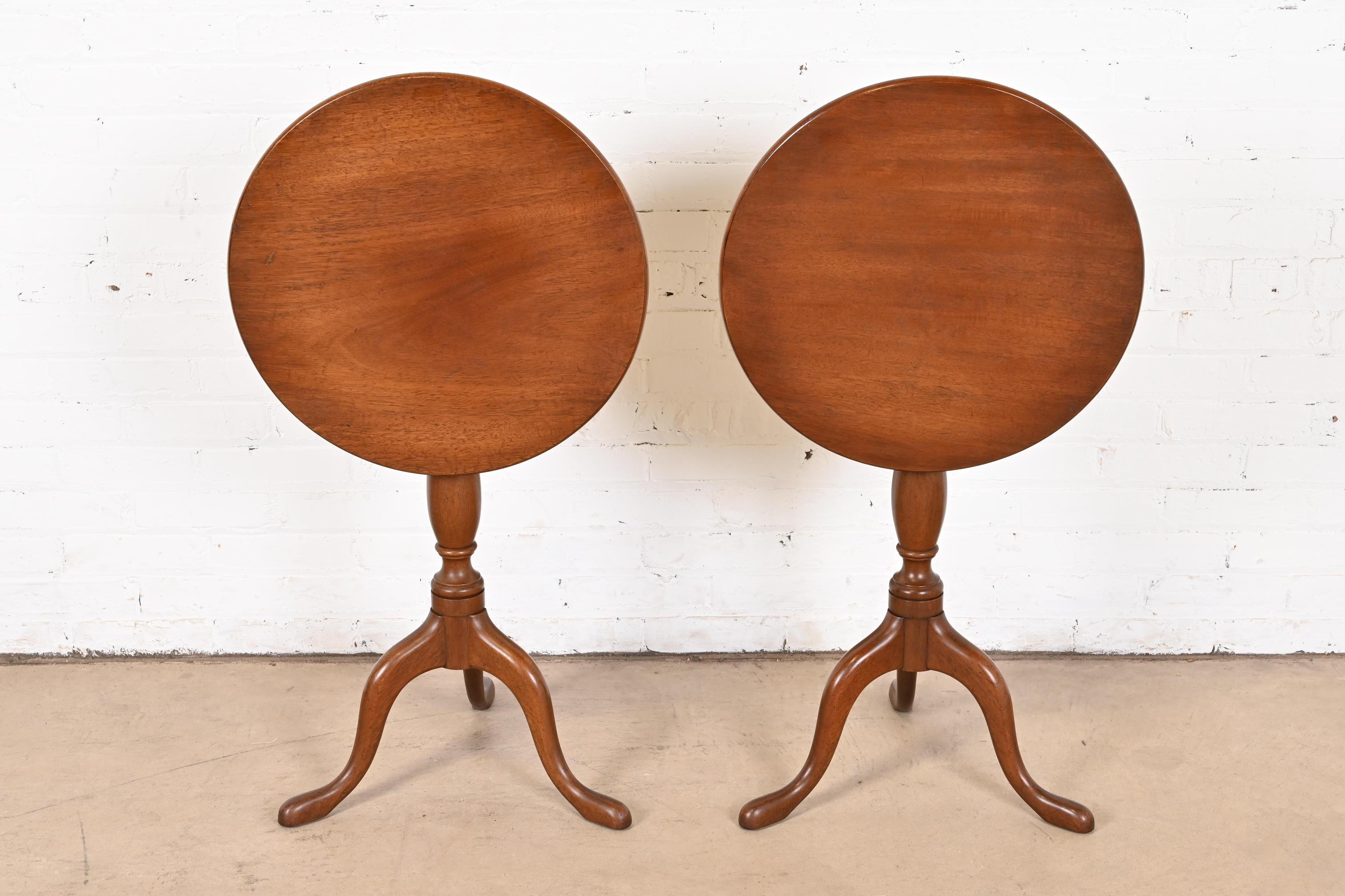Kittinger Queen Anne Mahogany Tilt-Top Pedestal Tea Tables, Pair For Sale 3