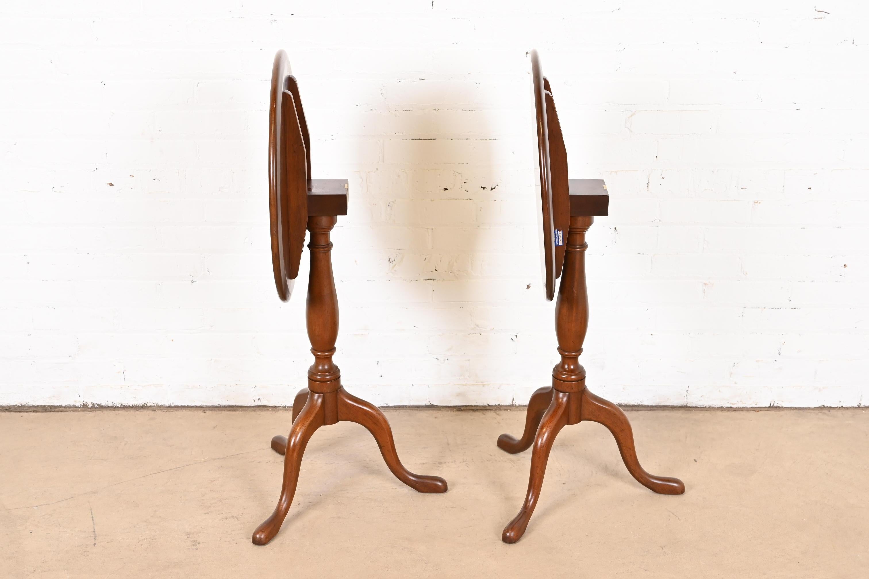 Kittinger Queen Anne Mahogany Tilt-Top Pedestal Tea Tables, Pair For Sale 4