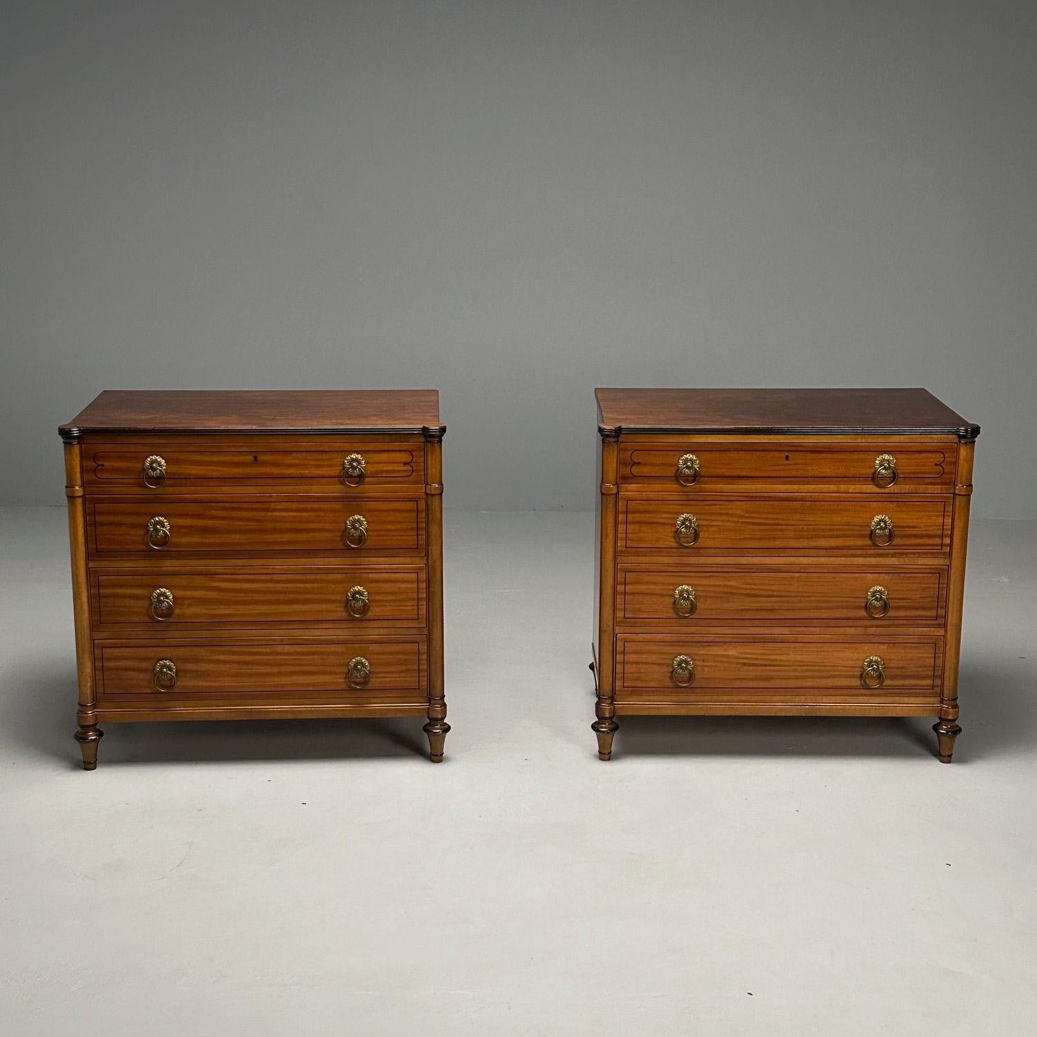 Kittinger, Regency, Commodes, Palissandro, Satinwood, Ottone, USA, anni '60

I piani in palissandro sono sostenuti da quattro cassetti graduati intarsiati a matita in ebano con tiretti a forma di rosa in bronzo massiccio. Questa coppia di comodini