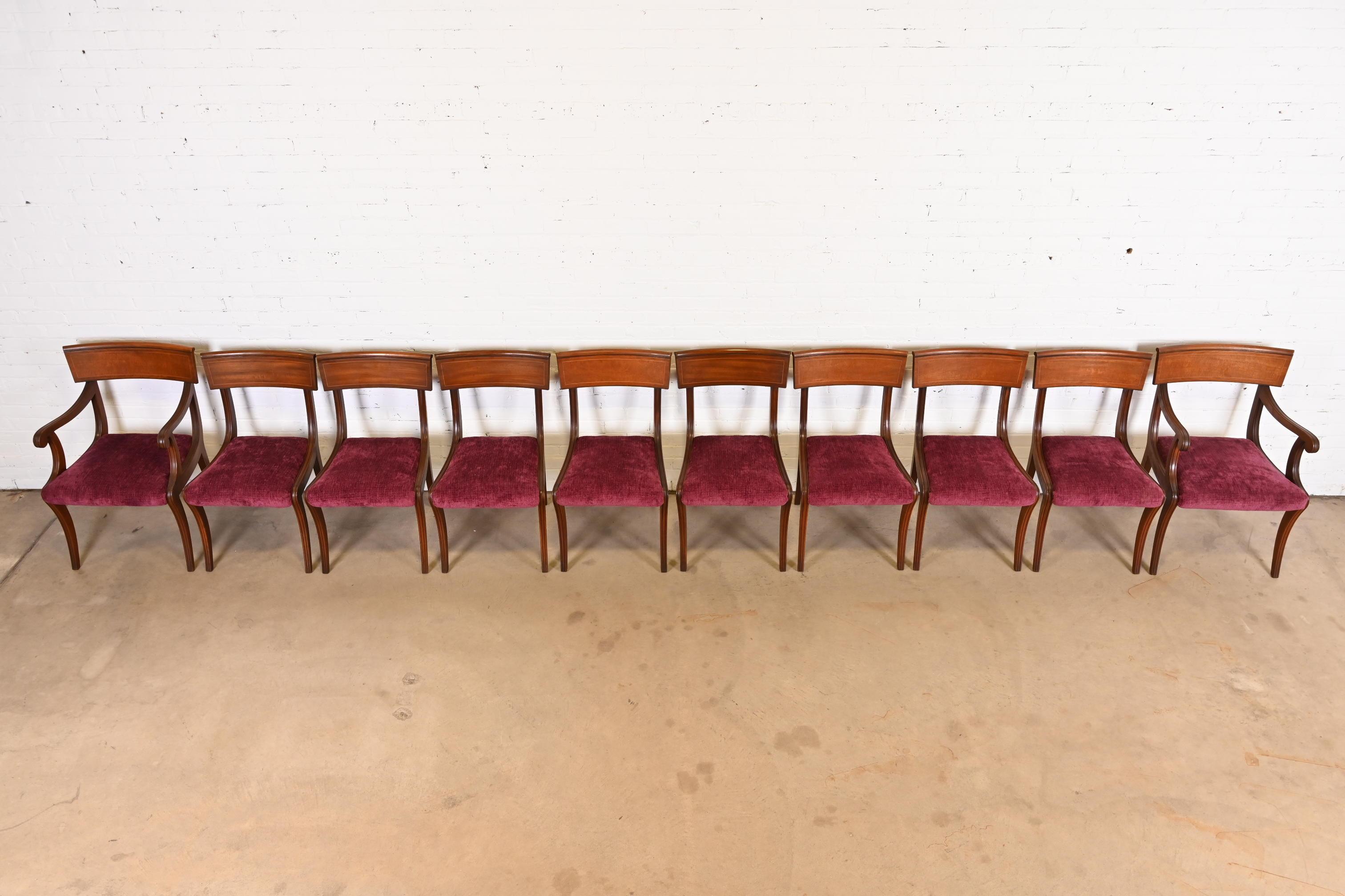 Klismos-Esszimmerstühle mit Intarsien aus Mahagoni im Regency-Stil, Satz von zehn Stühlen (20. Jahrhundert) im Angebot