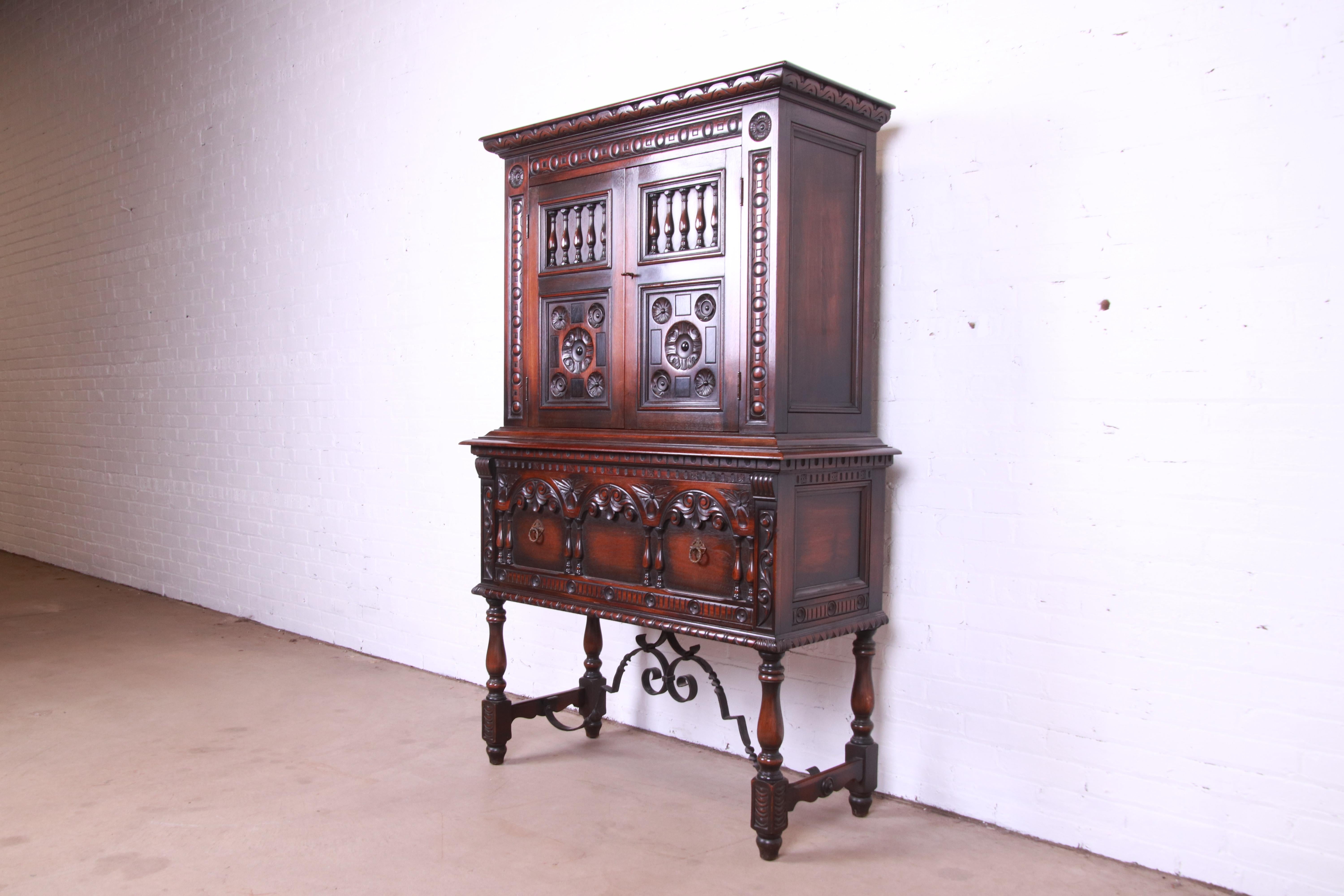 Kittinger Spanish Baroque Carved Walnut Hutch or Bar Cabinet, Circa 1920s In Good Condition In South Bend, IN