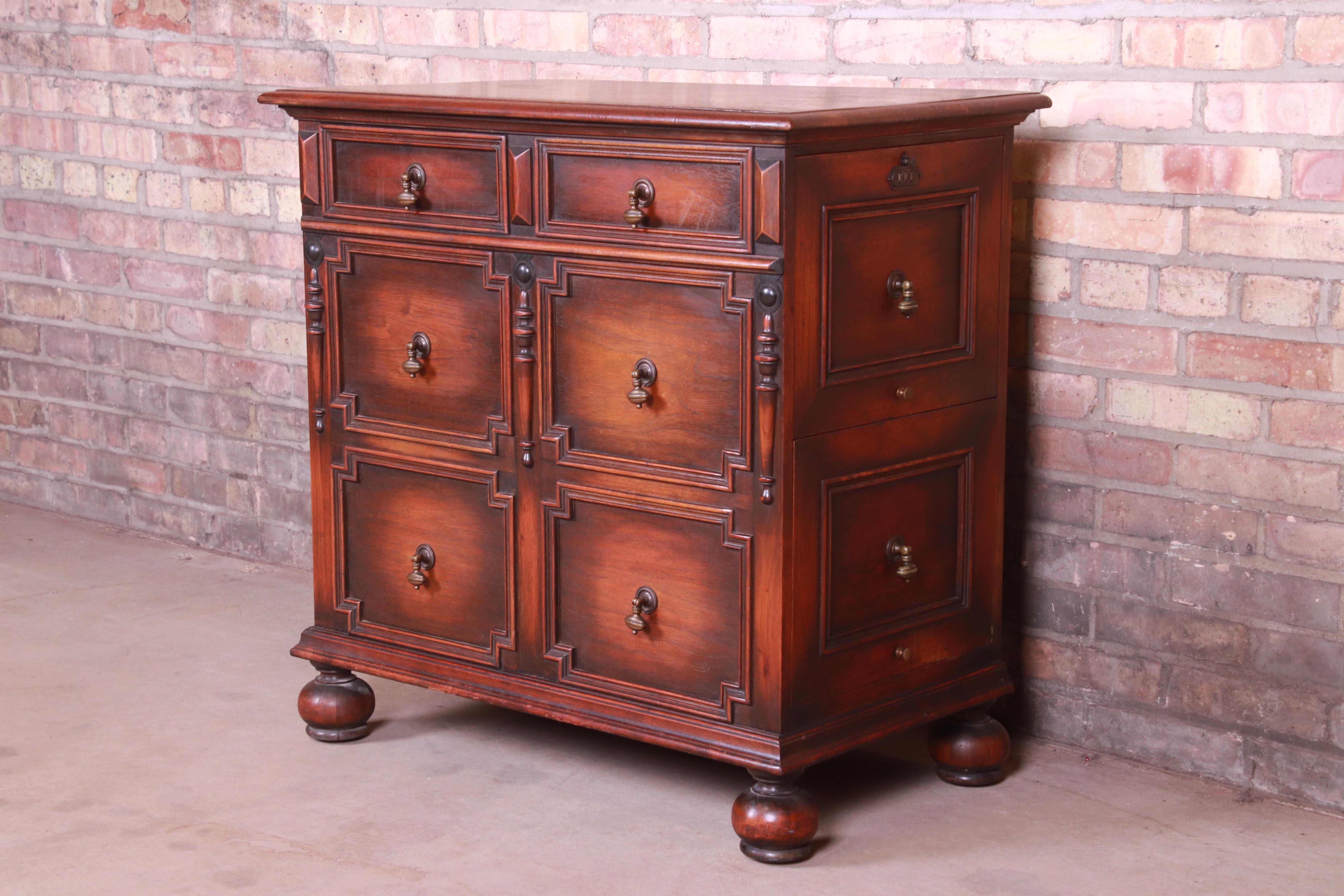 An exceptional William and Mary style file cabinet chest

By Kittinger

USA, circa 1930s

Carved walnut, with original brass hardware and metal interior.

Measures: 32.5