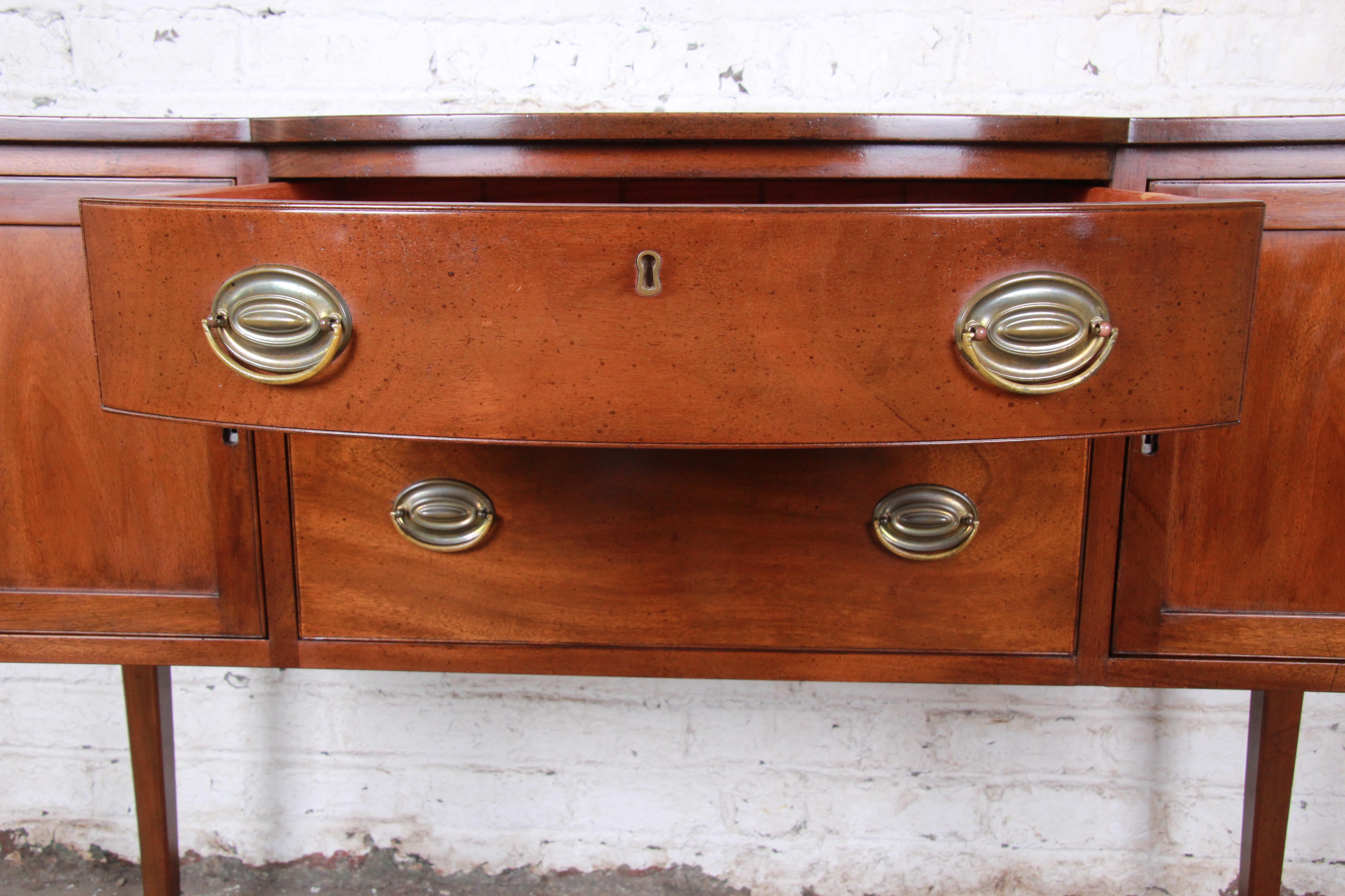 Kittinger Williamsburg Adaptation Collection Mahogany Bow Front Sideboard Buffet In Good Condition In South Bend, IN