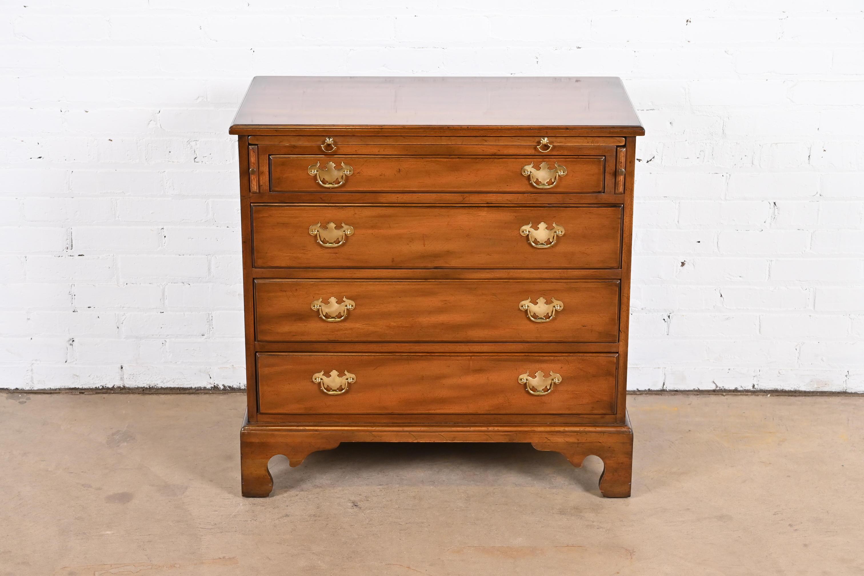 A gorgeous Georgian or Chippendale style dresser or bachelor chest of drawers

By Kittinger

USA, Circa 1960s

Solid mahogany, with original brass hardware.

Measures: 31.38