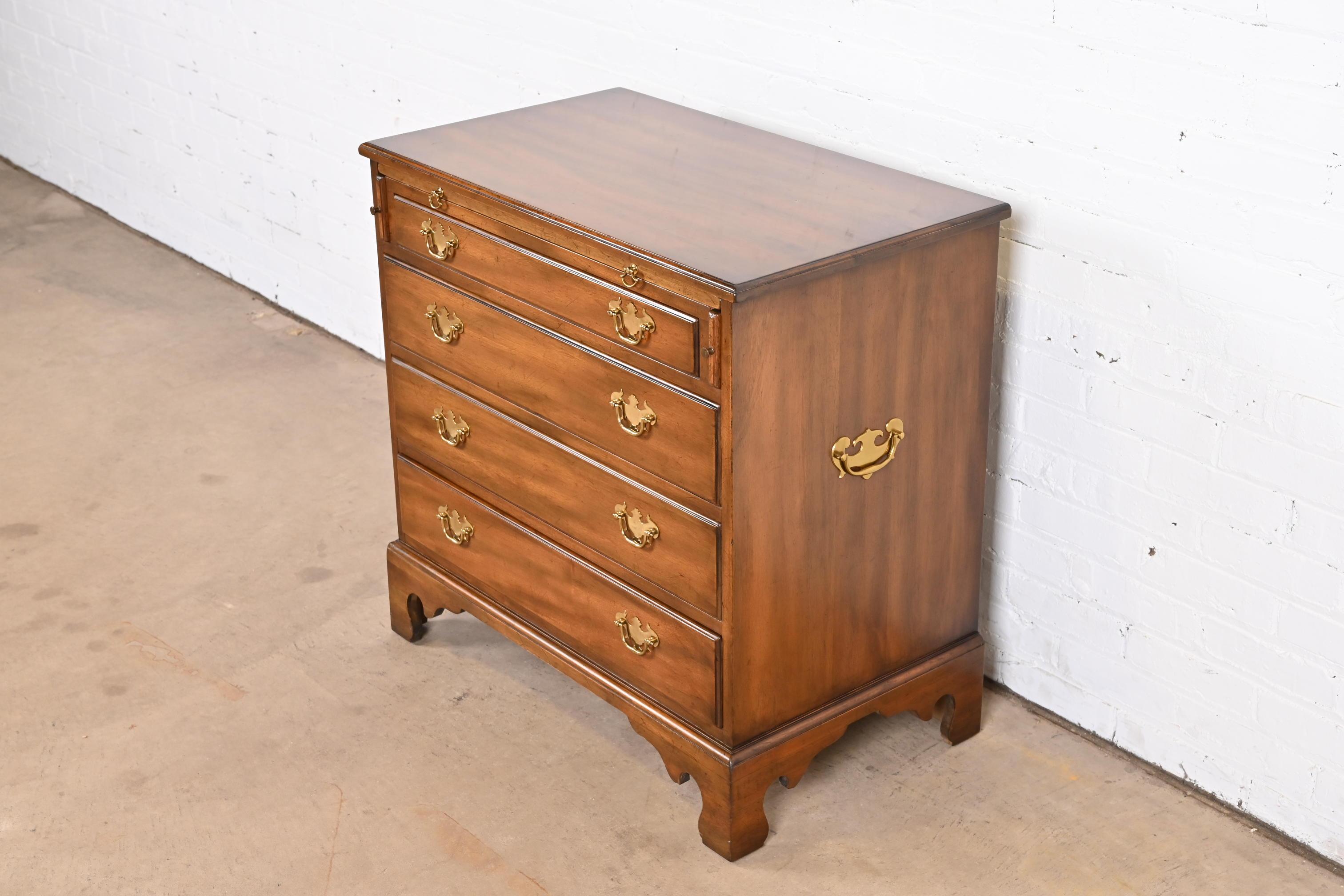 Kittinger Williamsburg Adaptation Georgian Solid Mahogany Bachelor Chest In Good Condition In South Bend, IN