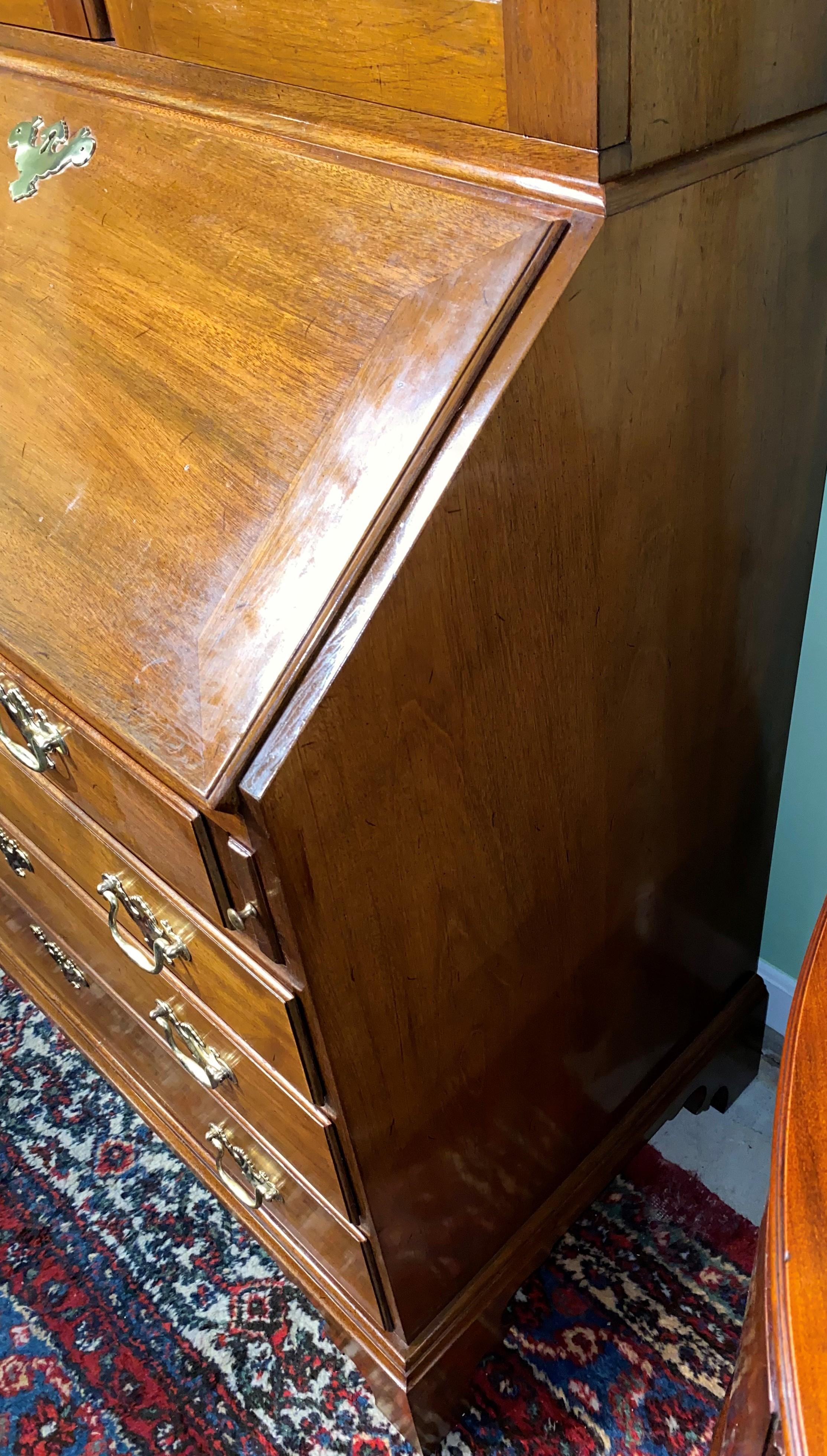 Kittinger Williamsburg Adaptation Mahogany Two Piece Secretary Desk / Bookcase In Good Condition For Sale In Milford, NH