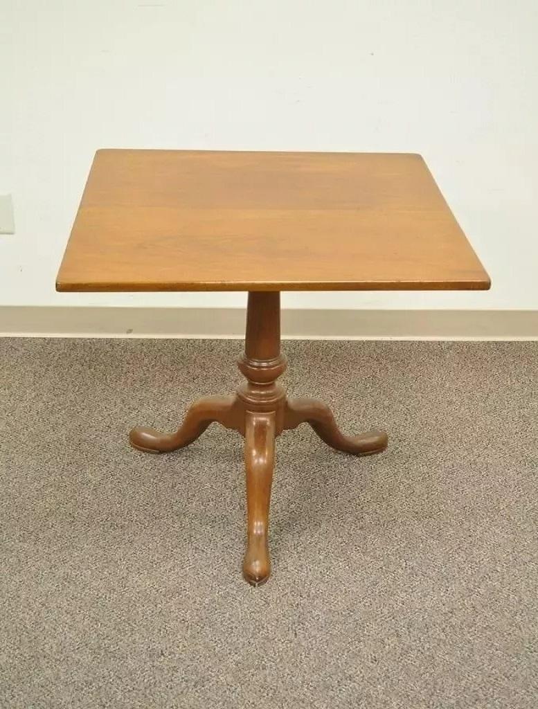 Kittinger Williamsburg Adaption Colonial Queen Anne Cherry Square Side Tea Table. L'article se caractérise par des pieds de style Queen Anne, un plateau carré et une forme coloniale classique. Label original sur la face inférieure. Circa Mid 20th