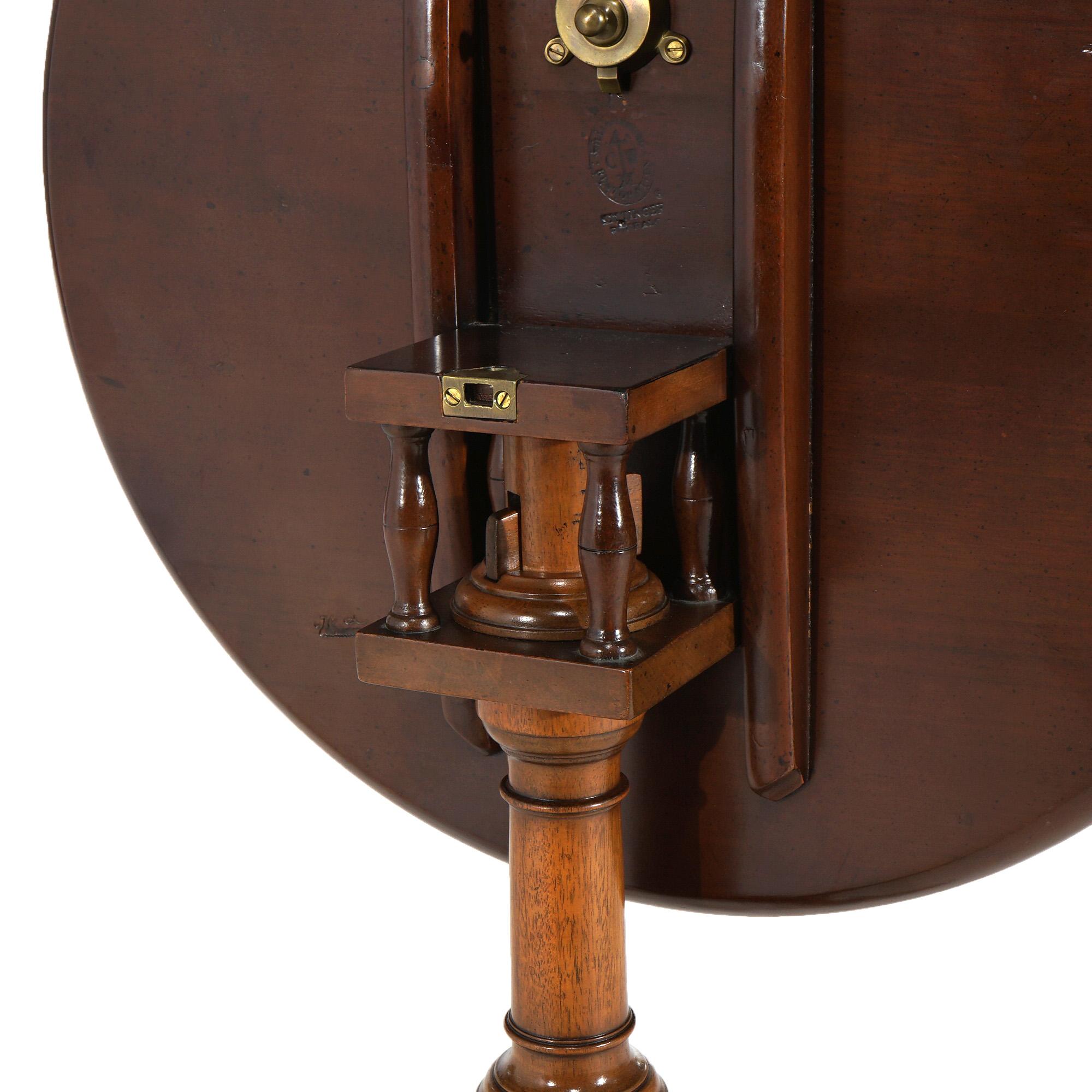 Acajou Kittinger Williamsburg Queen Anne Style Mahogany Tilt Top Candle Stand 20thC en vente