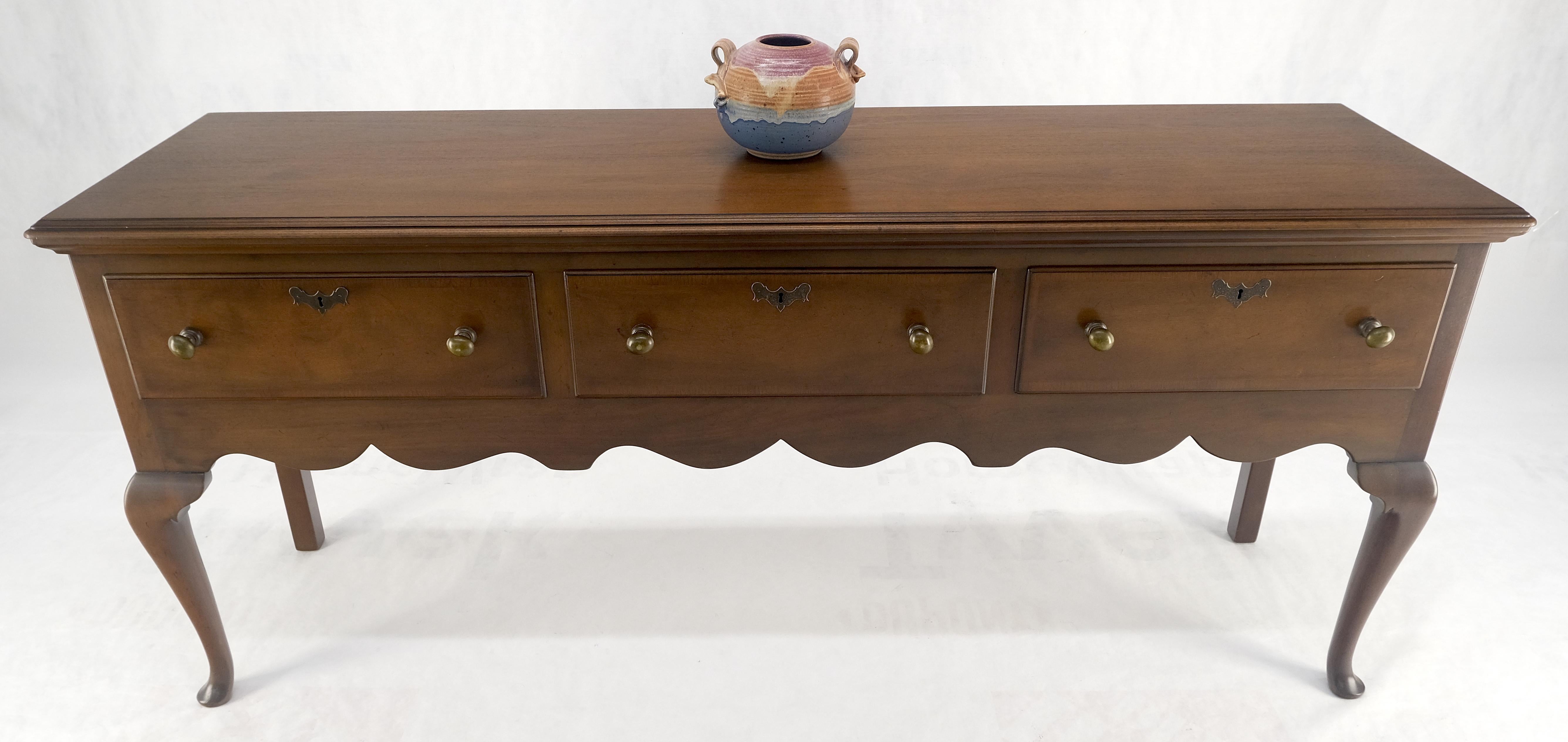 Kittinger Williamsburg Restauro 3 cassetti Queen An Noce Credenza MINT in vendita 3