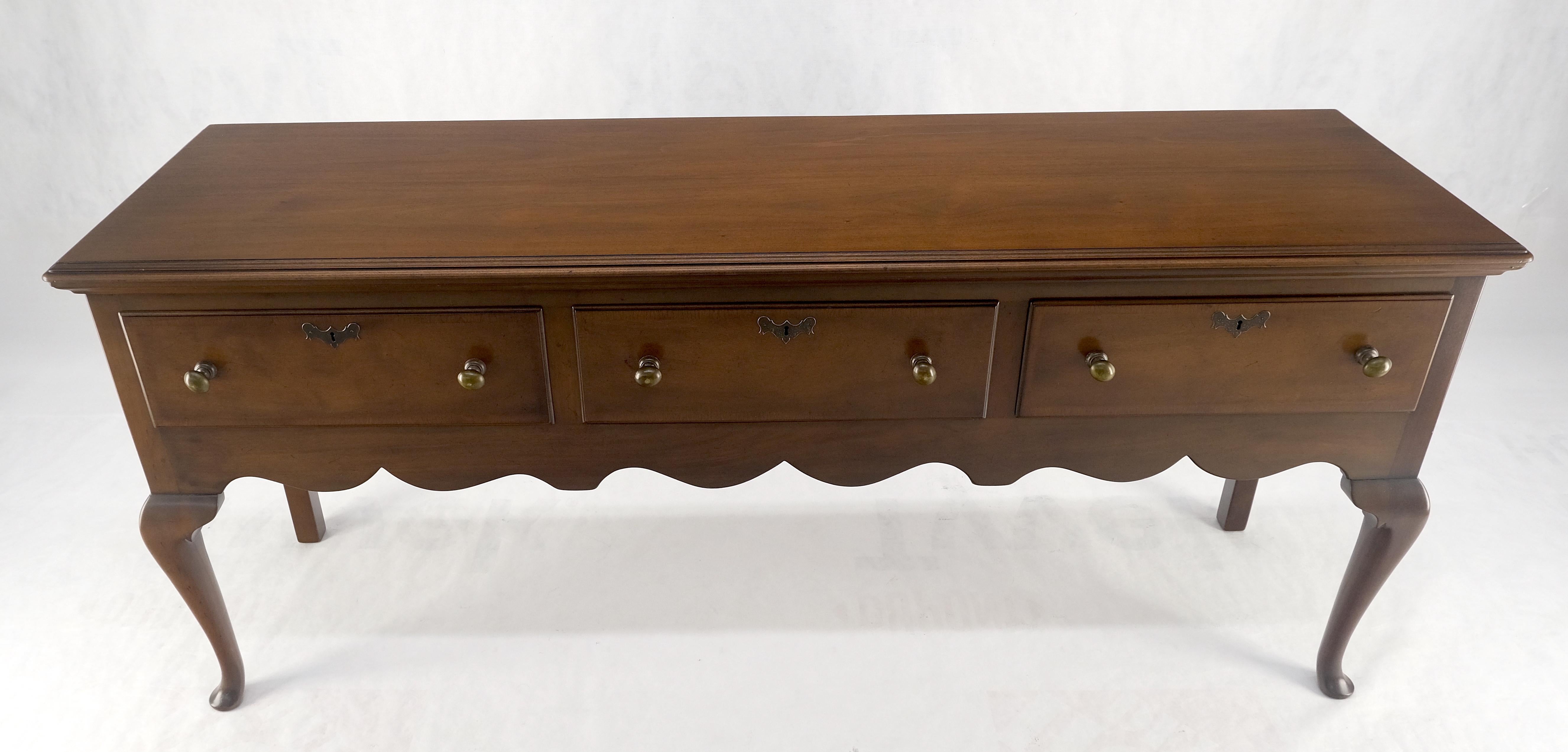Kittinger Williamsburg Restauro 3 cassetti Queen An Noce Credenza MINT In condizioni buone in vendita a Rockaway, NJ