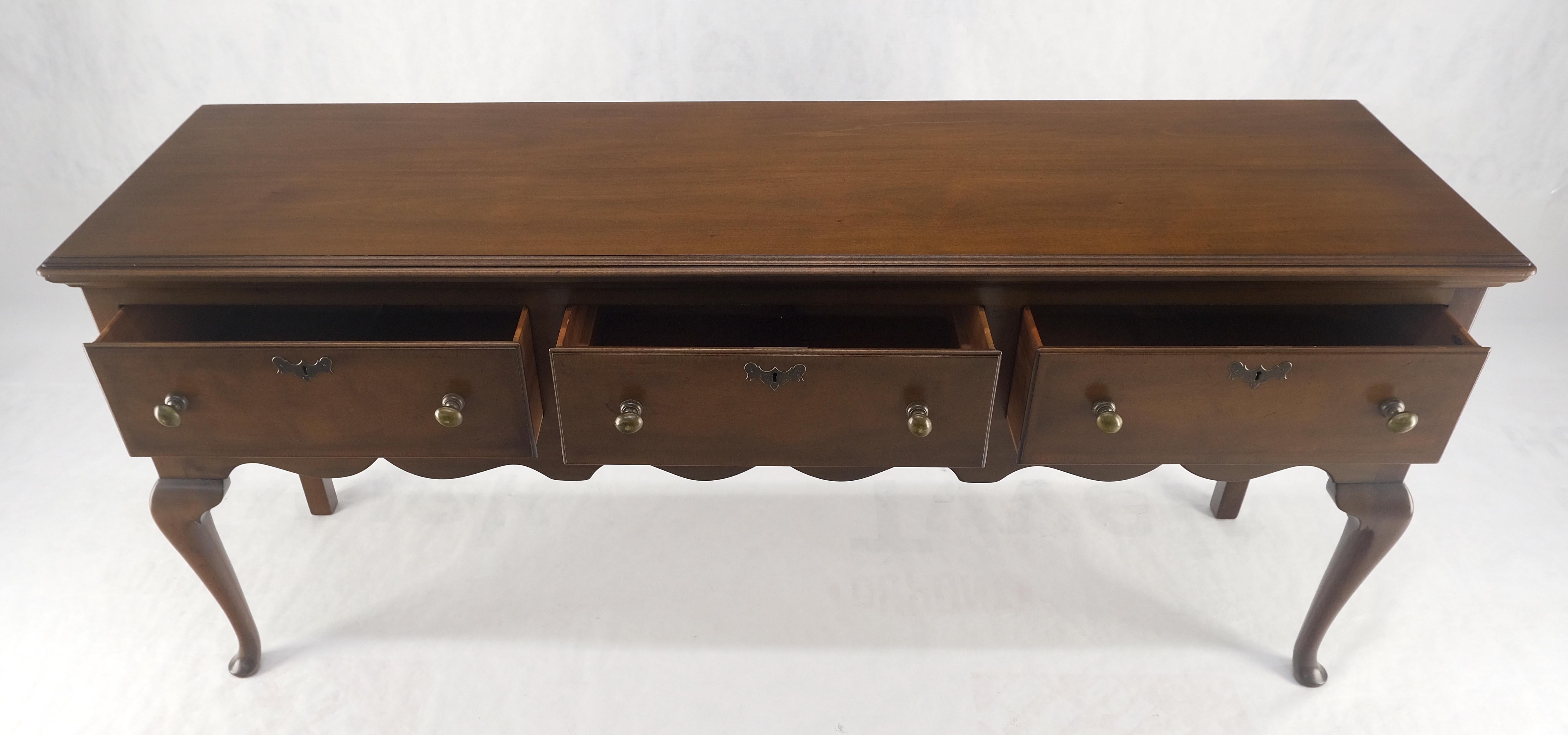XX secolo Kittinger Williamsburg Restauro 3 cassetti Queen An Noce Credenza MINT in vendita