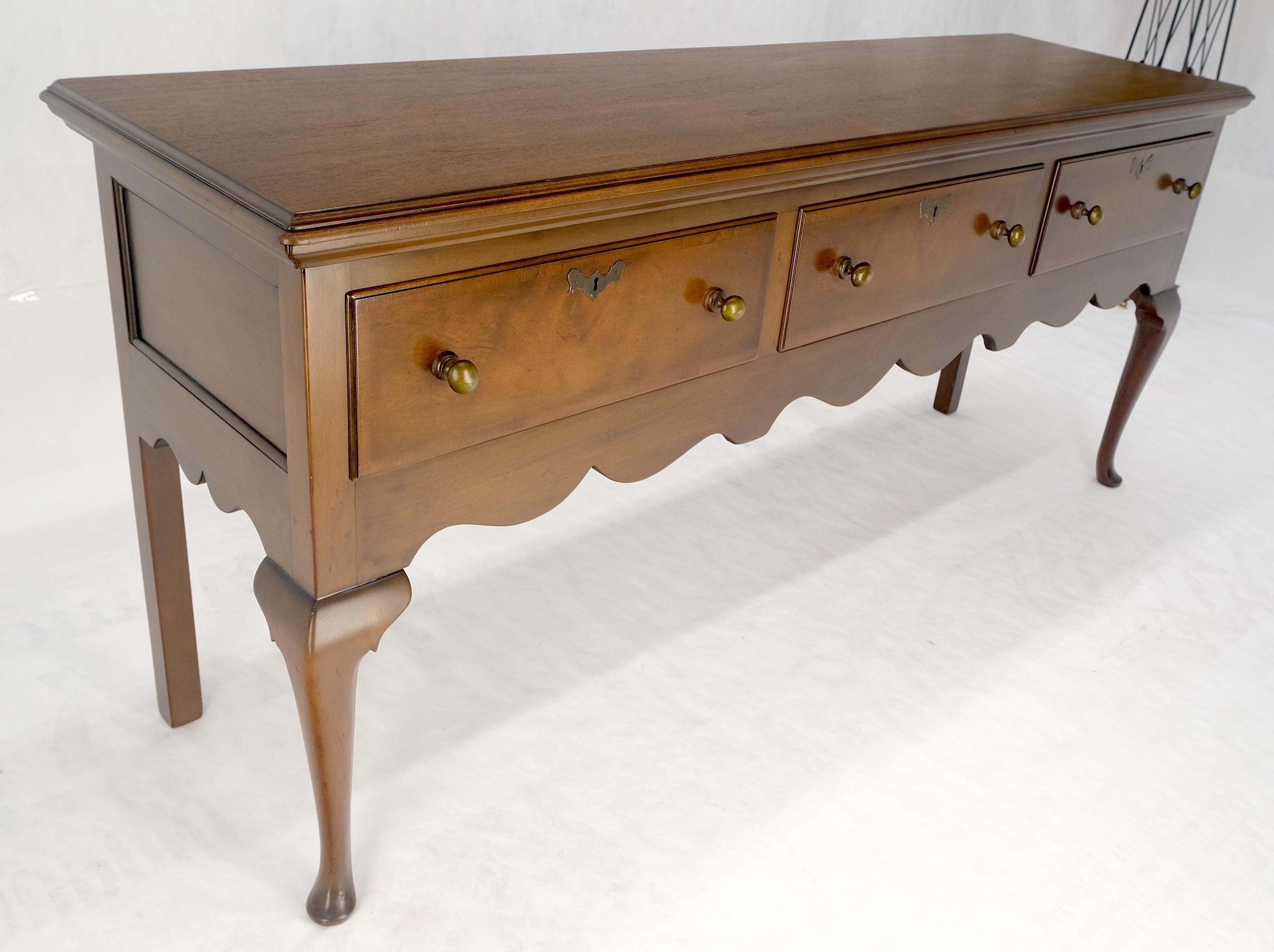 Kittinger Williamsburg Restauro 3 cassetti Queen An Noce Credenza MINT in vendita 2