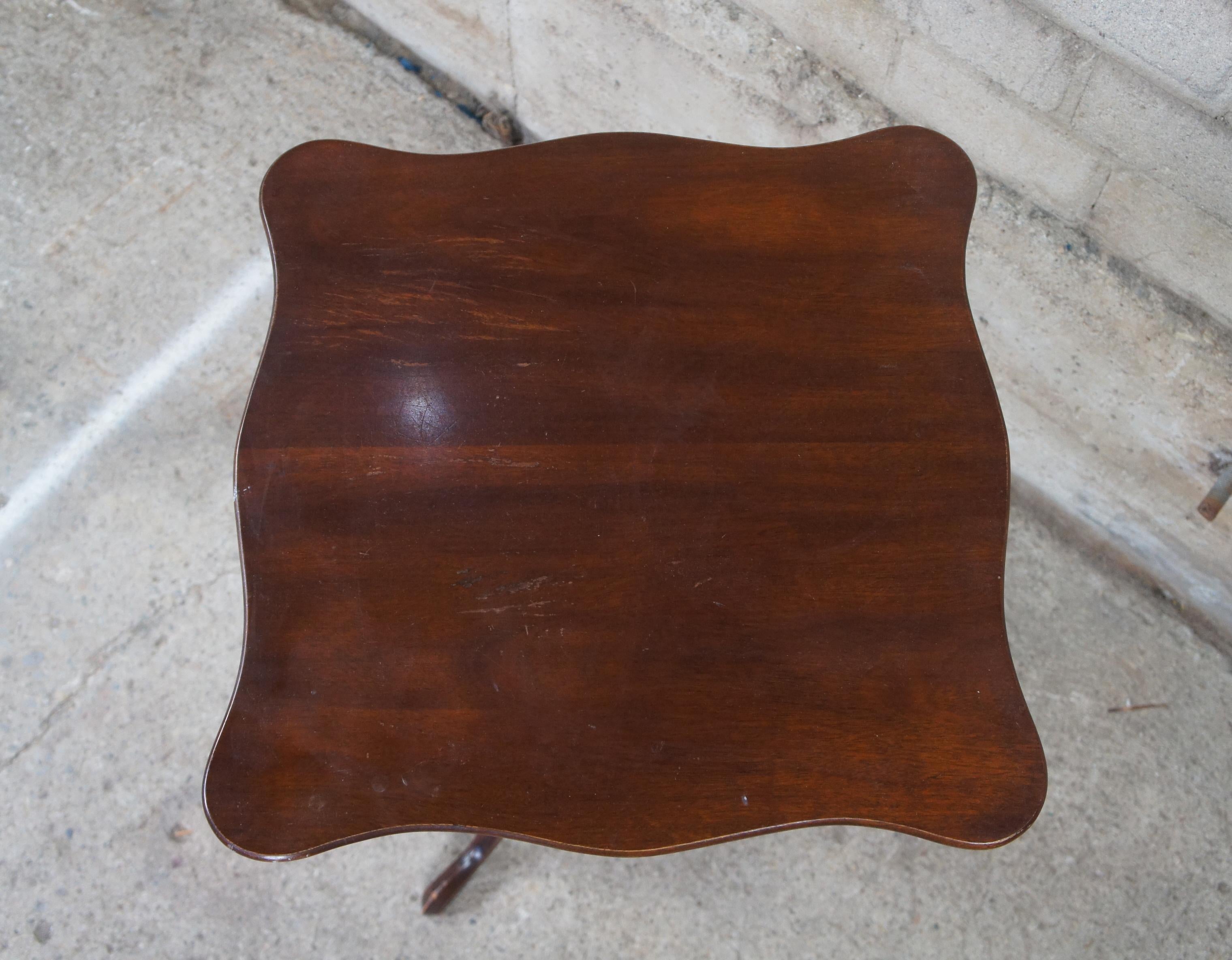 Kittinger Williamsburg Restoration Federal Mahogany Tilt Top Table Candle Stand In Good Condition For Sale In Dayton, OH