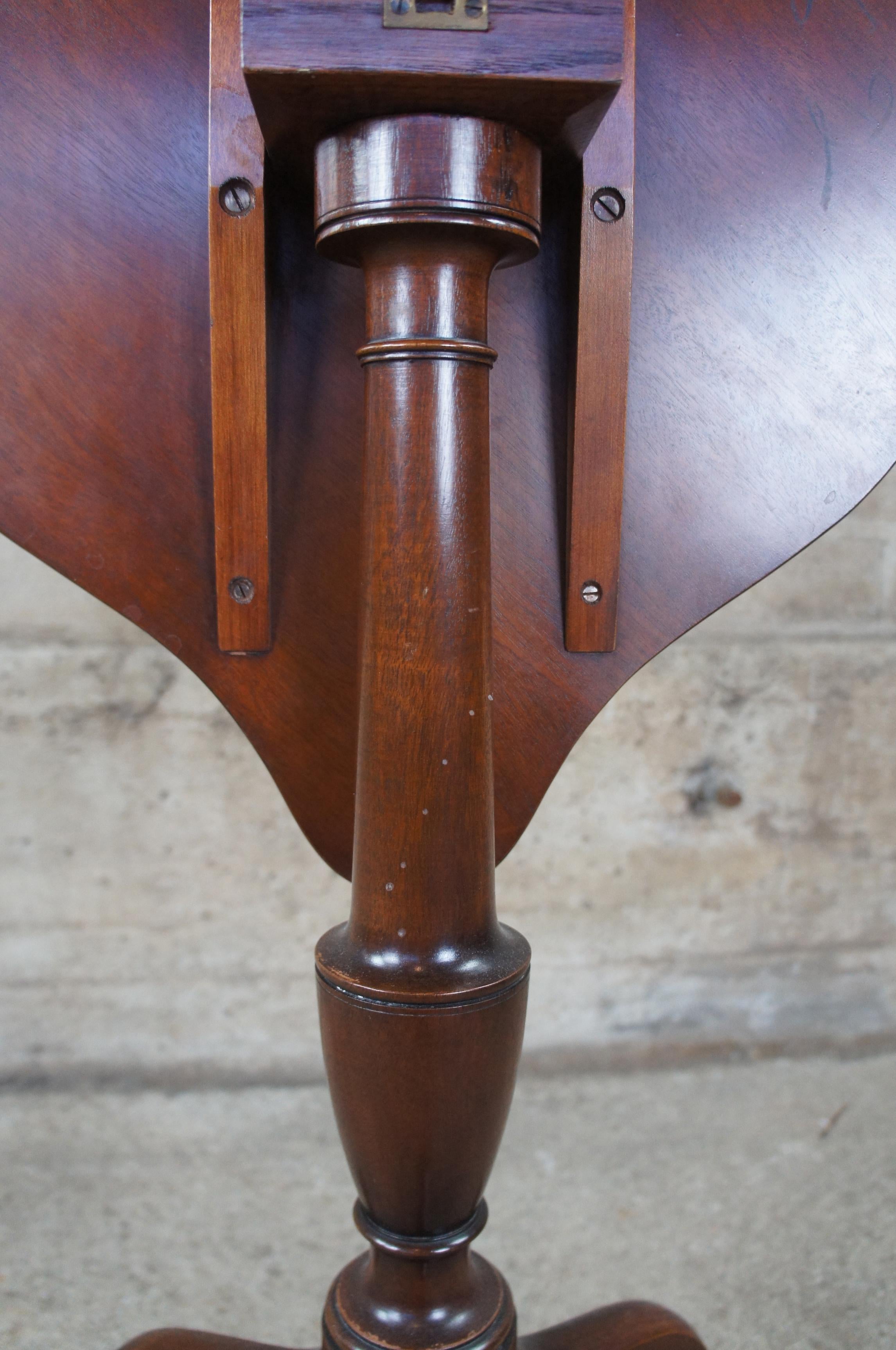 Kittinger - Support de bougie de table à plateau basculant en acajou de la restauration fédérale de Williamsburg en vente 3