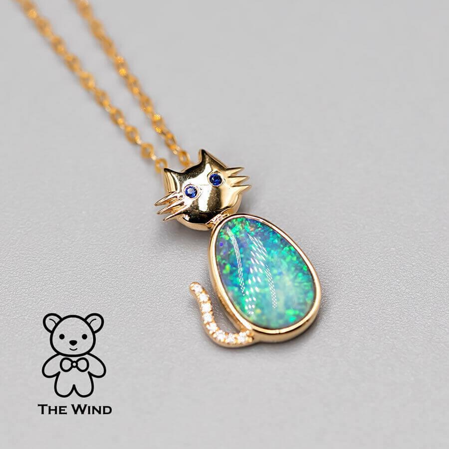 Taglio brillante Collana con ciondolo a forma di gatto con occhi di opale australiano, diamante e zaffiro in vendita