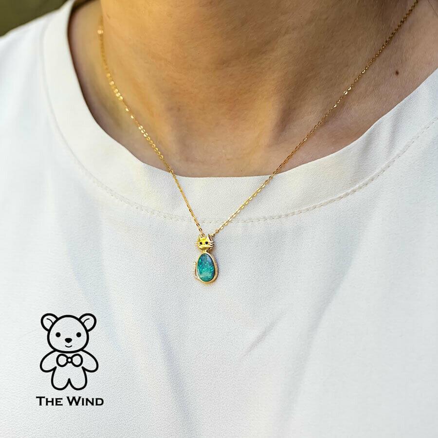 Collana con ciondolo a forma di gatto con occhi di opale australiano, diamante e zaffiro In condizioni Nuovo in vendita a Suwanee, GA