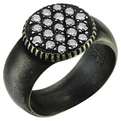 Bague ronde en argent oxydé avec pavé de diamants champagne