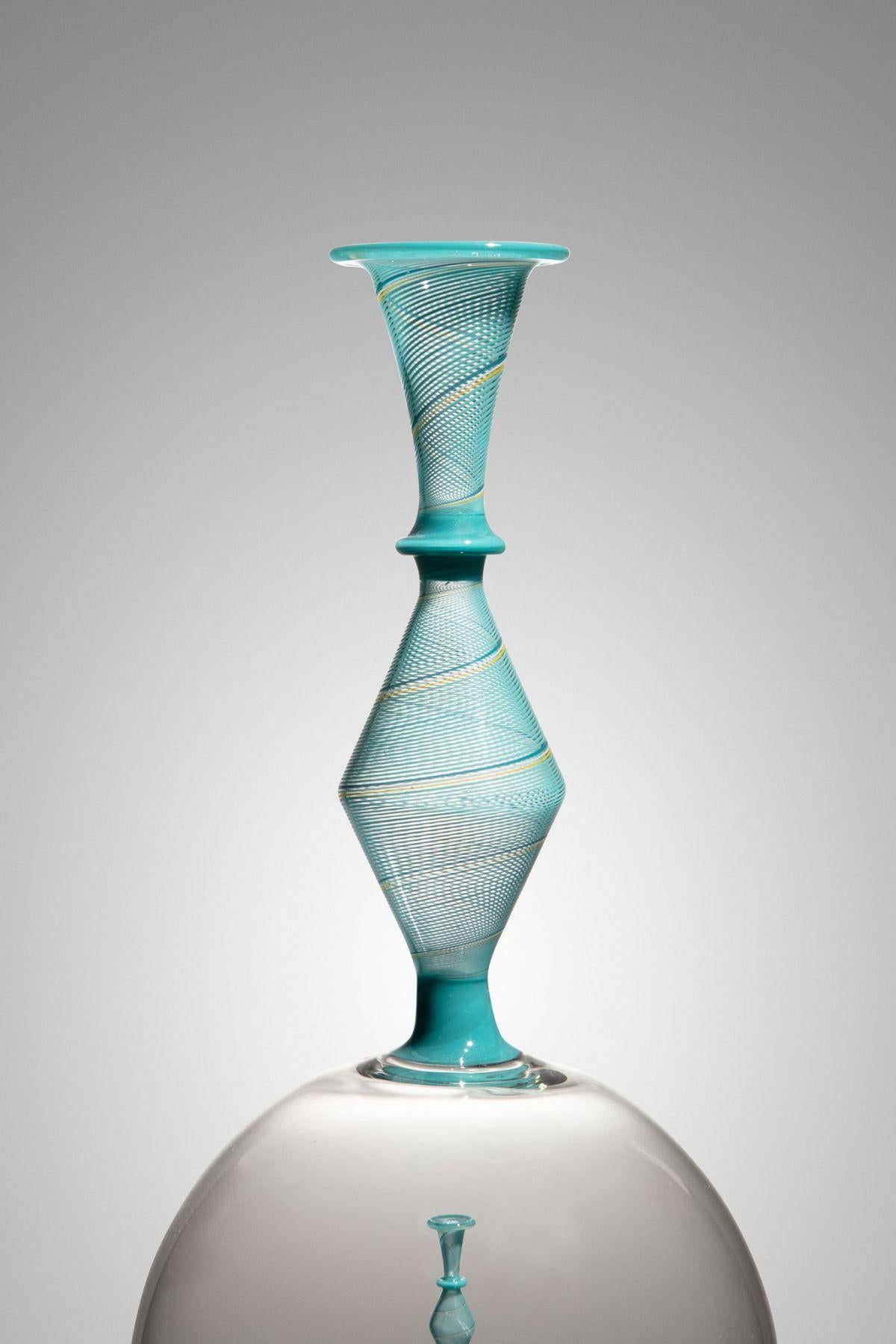 Botella verde azulado en una botella - Sculpture Contemporáneo de Kiva Ford
