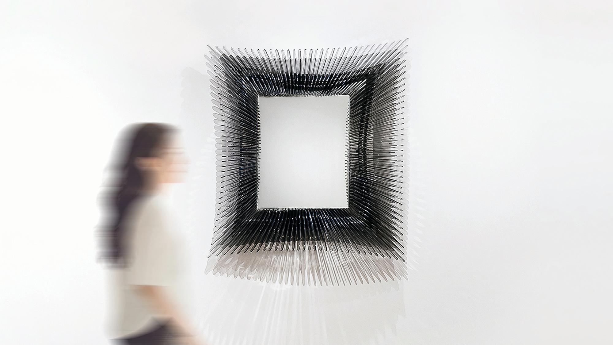 Moderno KIWA: Specchio da parete scultoreo contemporaneo e slanciato in vendita