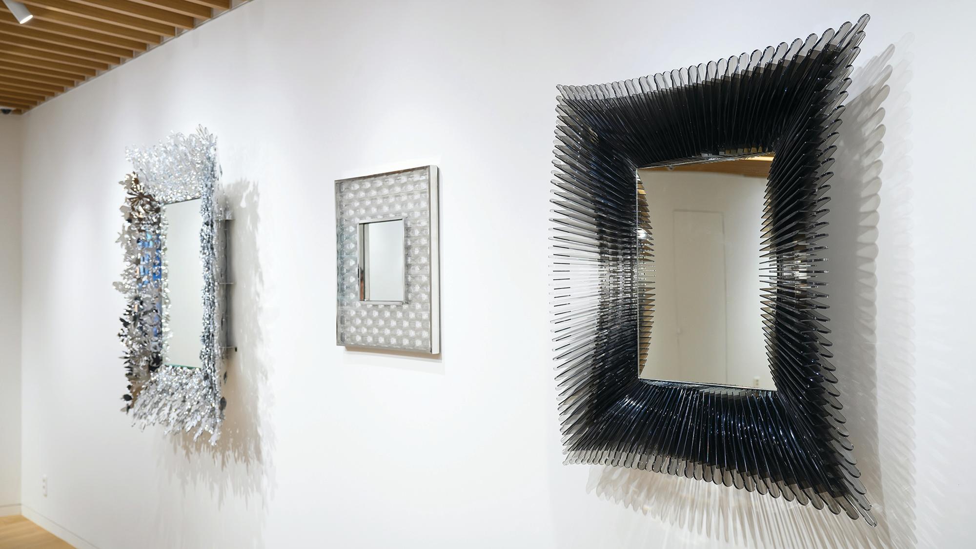 Vietnamita KIWA: Specchio da parete scultoreo contemporaneo e slanciato in vendita