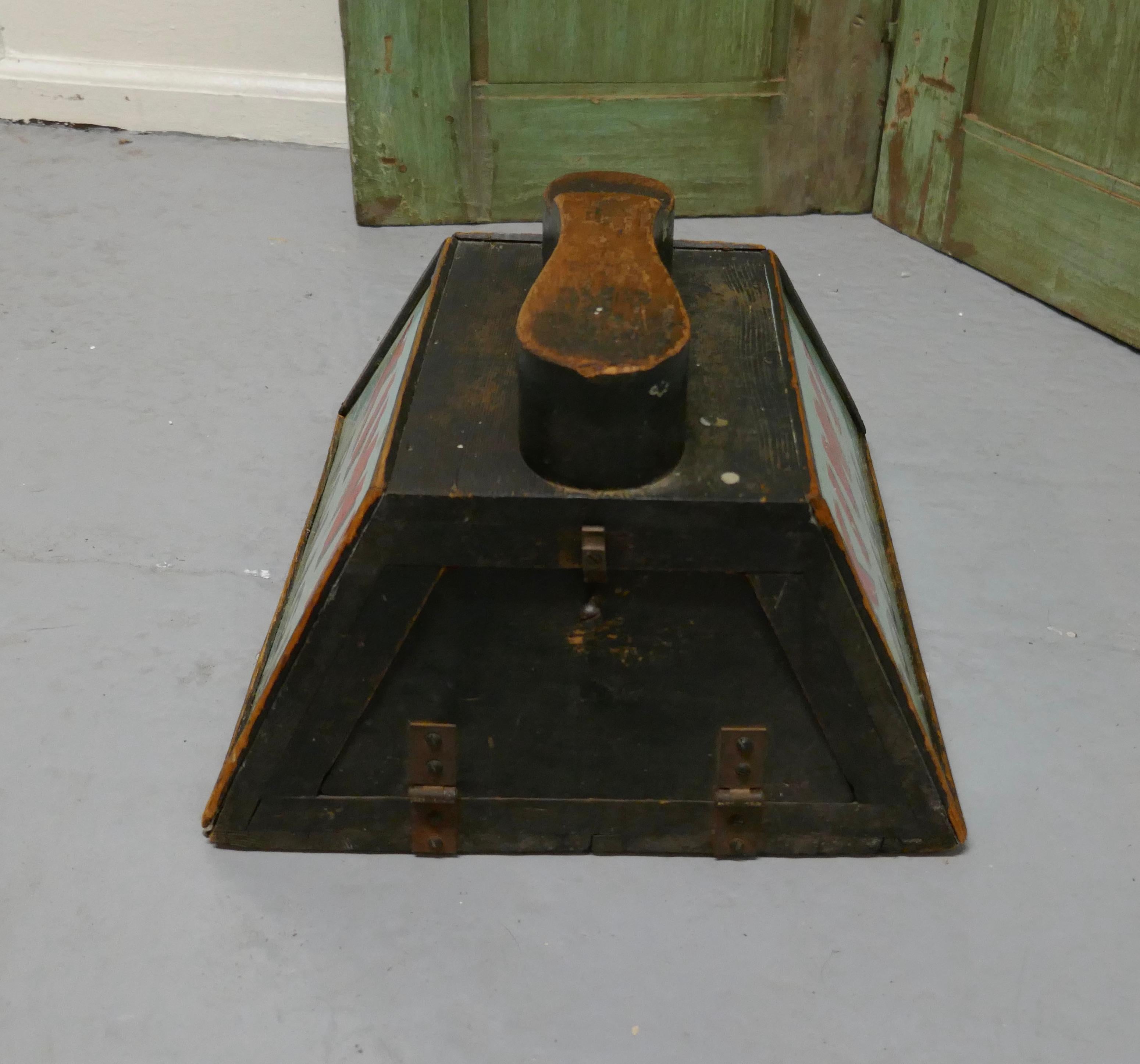 Kiwi Boot Polish Advertising Shoe Shine Box with Shoe Rest    In Good Condition For Sale In Chillerton, Isle of Wight