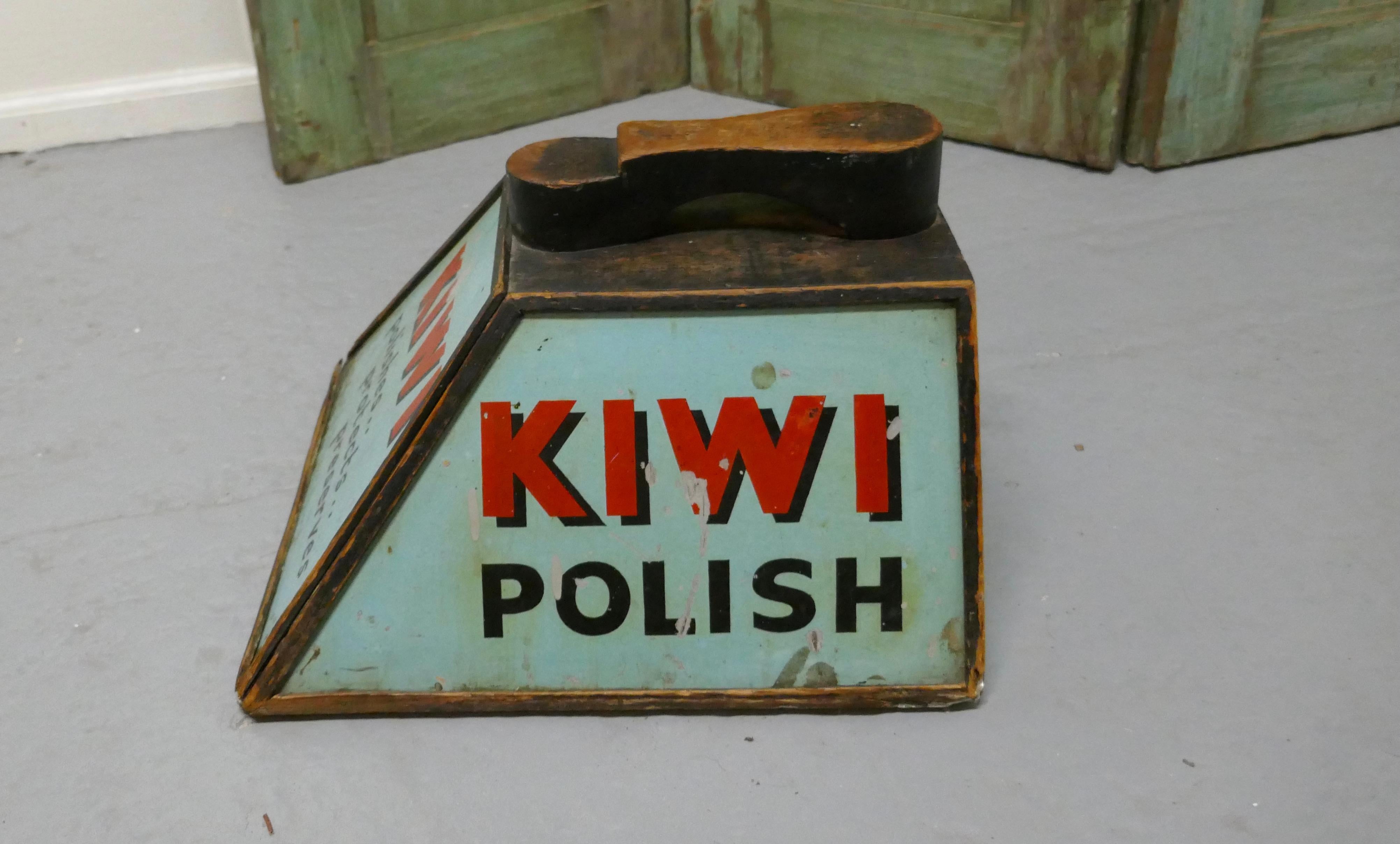 Kiwi Boot Polish Advertising Shoe Shine Box with Shoe Rest In Good Condition For Sale In Godshill, Isle of Wight