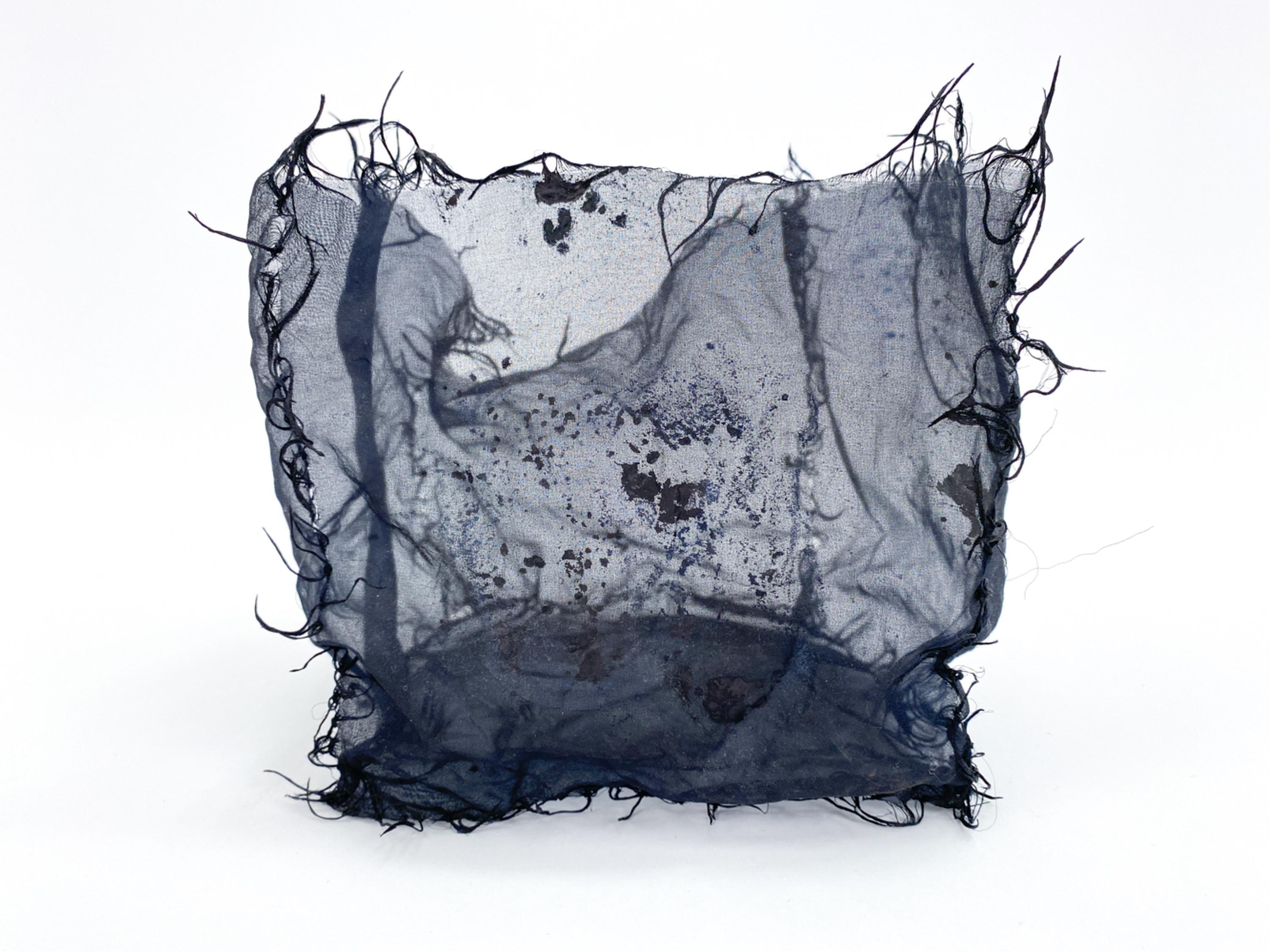 Kiyomi Iwata (geb.1941) „Gauze Box“ Abstrakte Skulptur, ca. 1990er Jahre (Textil) im Angebot