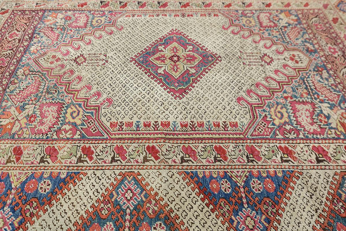 Antiker Kiz-Ghiordes-Teppich
Dieser exquisite Kiz-Ghiordes-Teppich ist ein bemerkenswertes Beispiel für die anatolische Weberei, die für ihre komplizierte Struktur, ihre kulturelle Symbolik und ihren regionalen Charakter bekannt ist. 