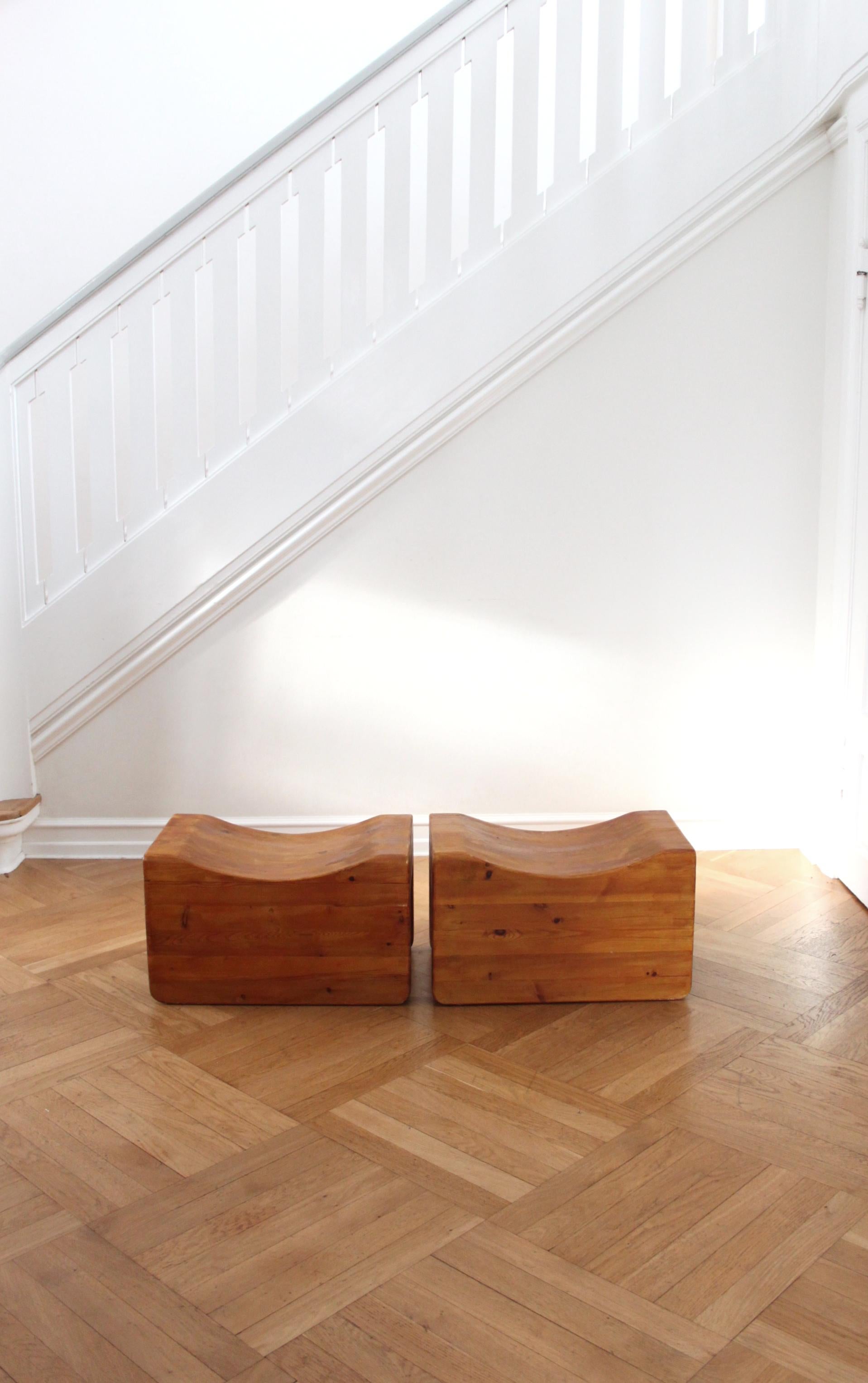 Scandinave moderne

Une rare et étonnante paire de tabourets Pall en pin, fabriqués par K.K. Pettersson & Söner. Les chaises ont une histoire quant à l'auteur de la conception et de la fabrication des tabourets. Pendant de nombreuses années, ils ont