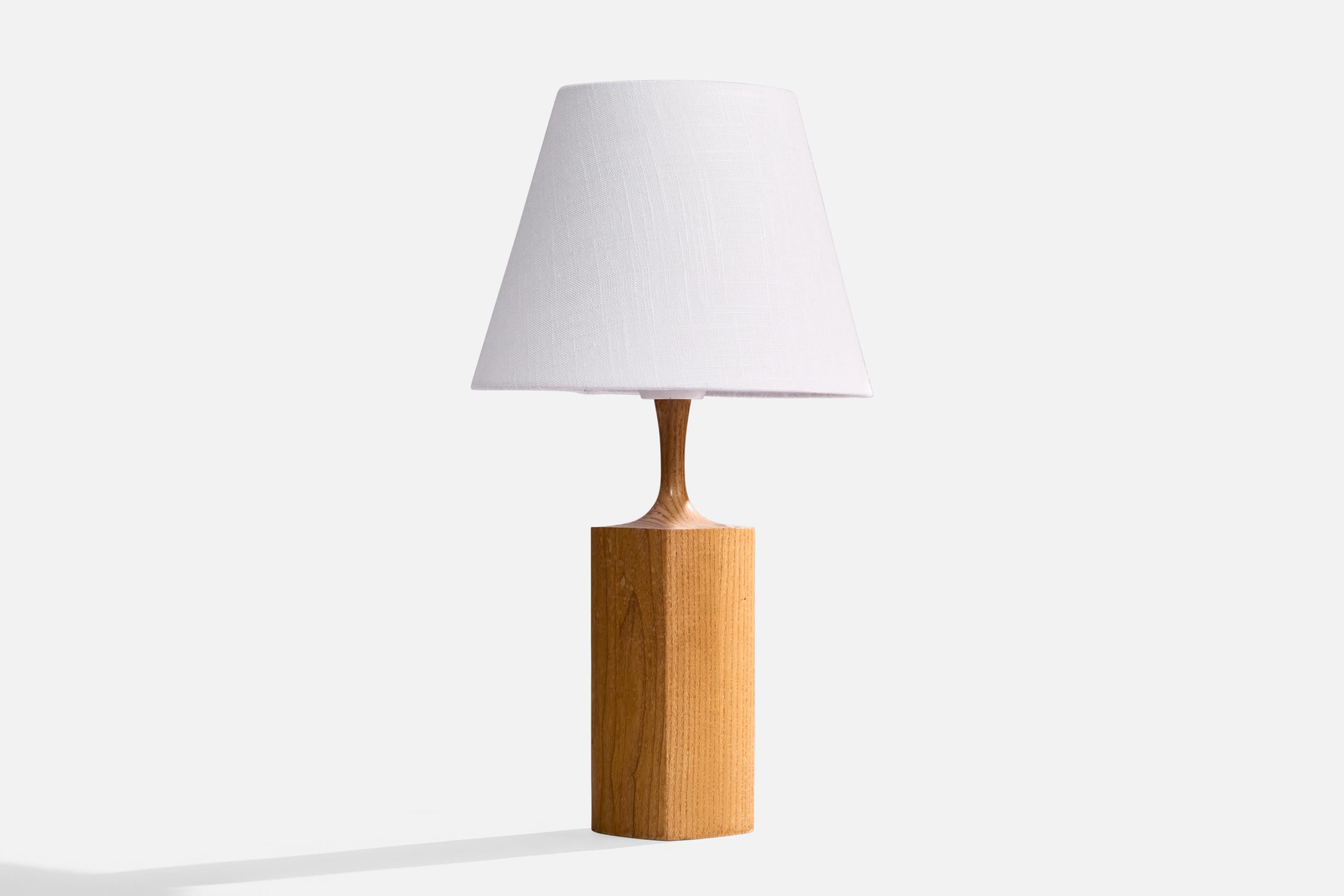 Lampada da tavolo in Oak disegnata e prodotta da Kjell Blomberg, Svezia, anni '60 circa.

Dimensioni della lampada (pollici): 13,15