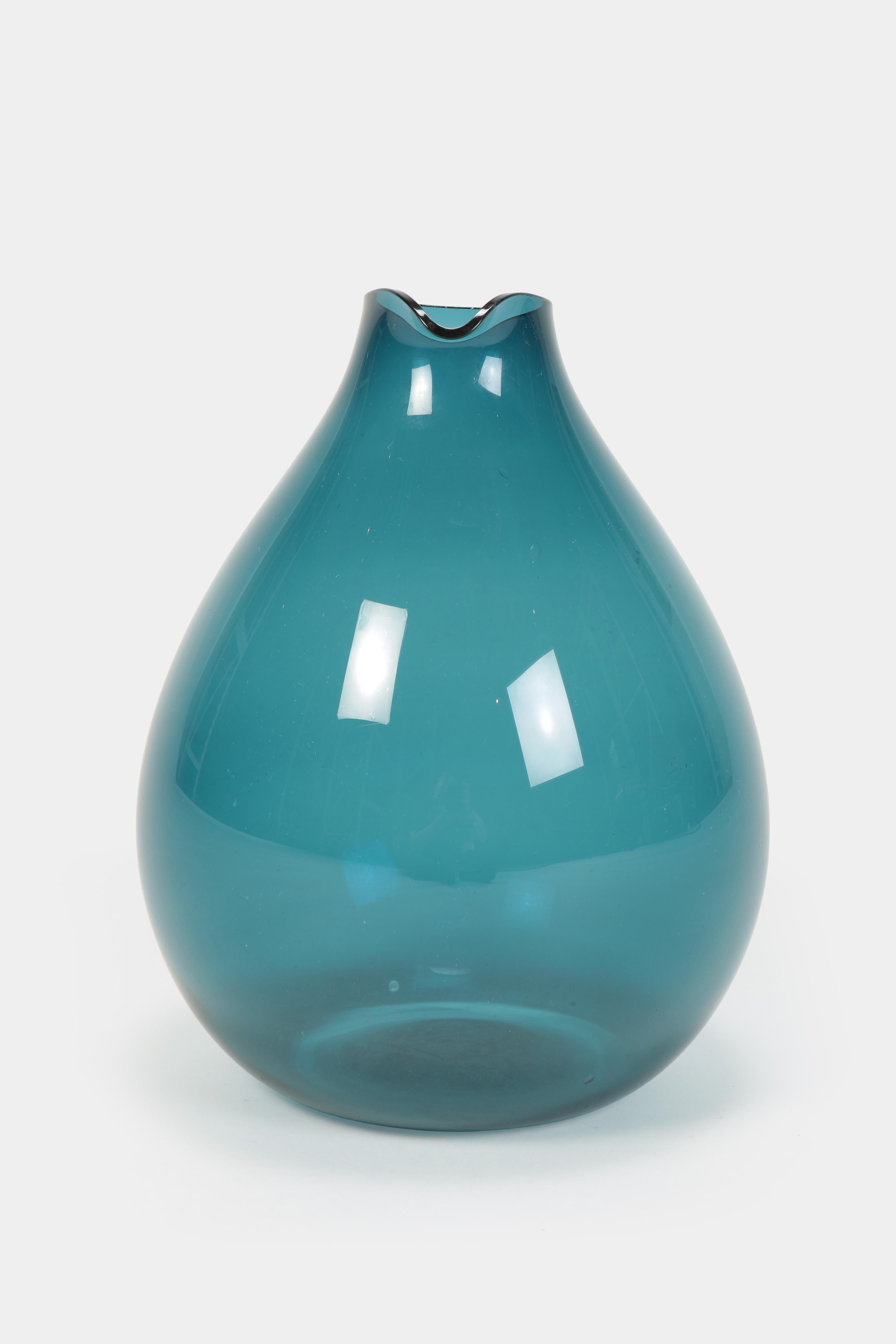 Lovely Kjell Blomberg vase manufactured by Gullaskruf in the 1960s in Sweden. Made of turquoise tinted glass.
