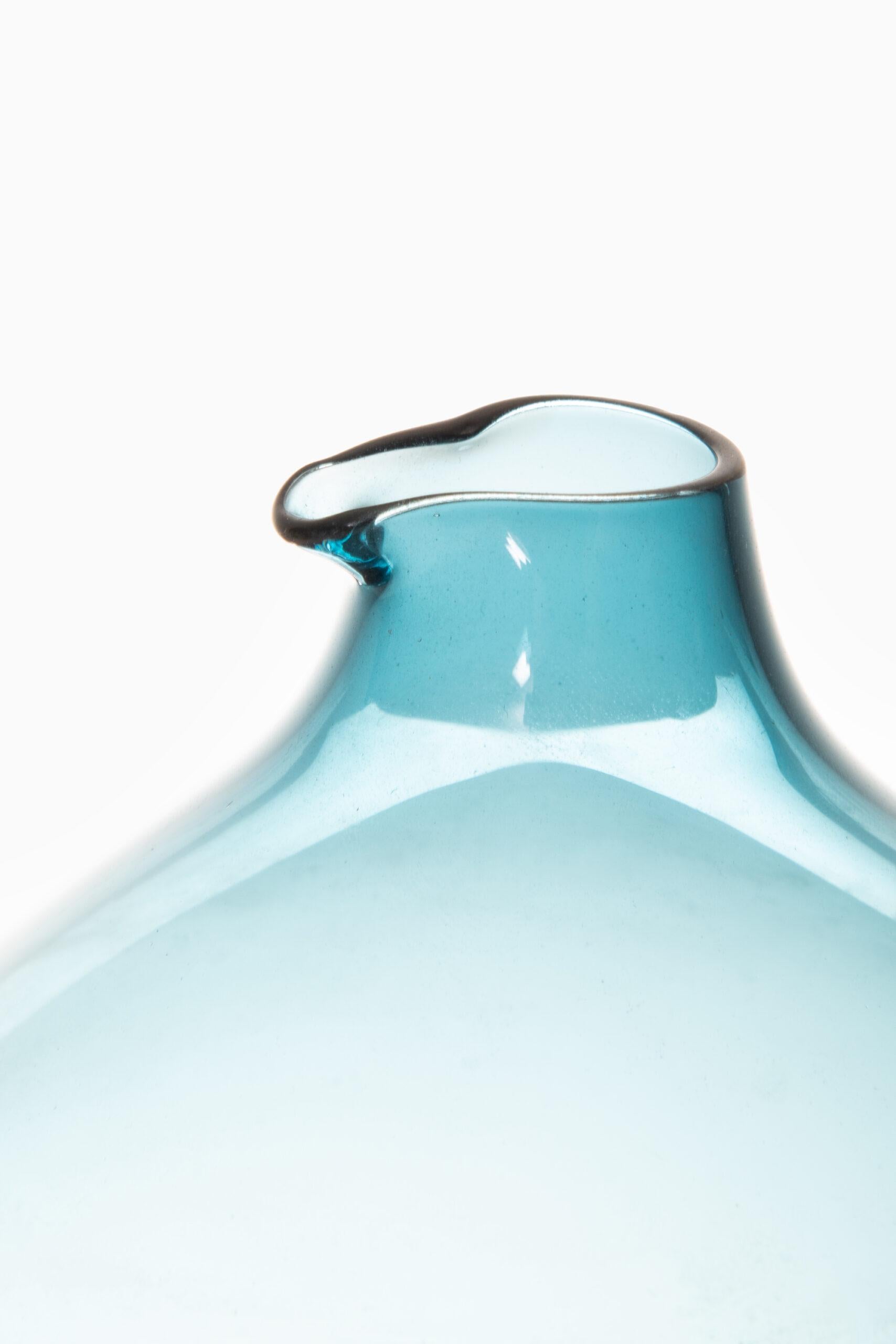 Rare glass vase designed by Kjell Blomberg. Produced by Gullaskruf in Sweden.
