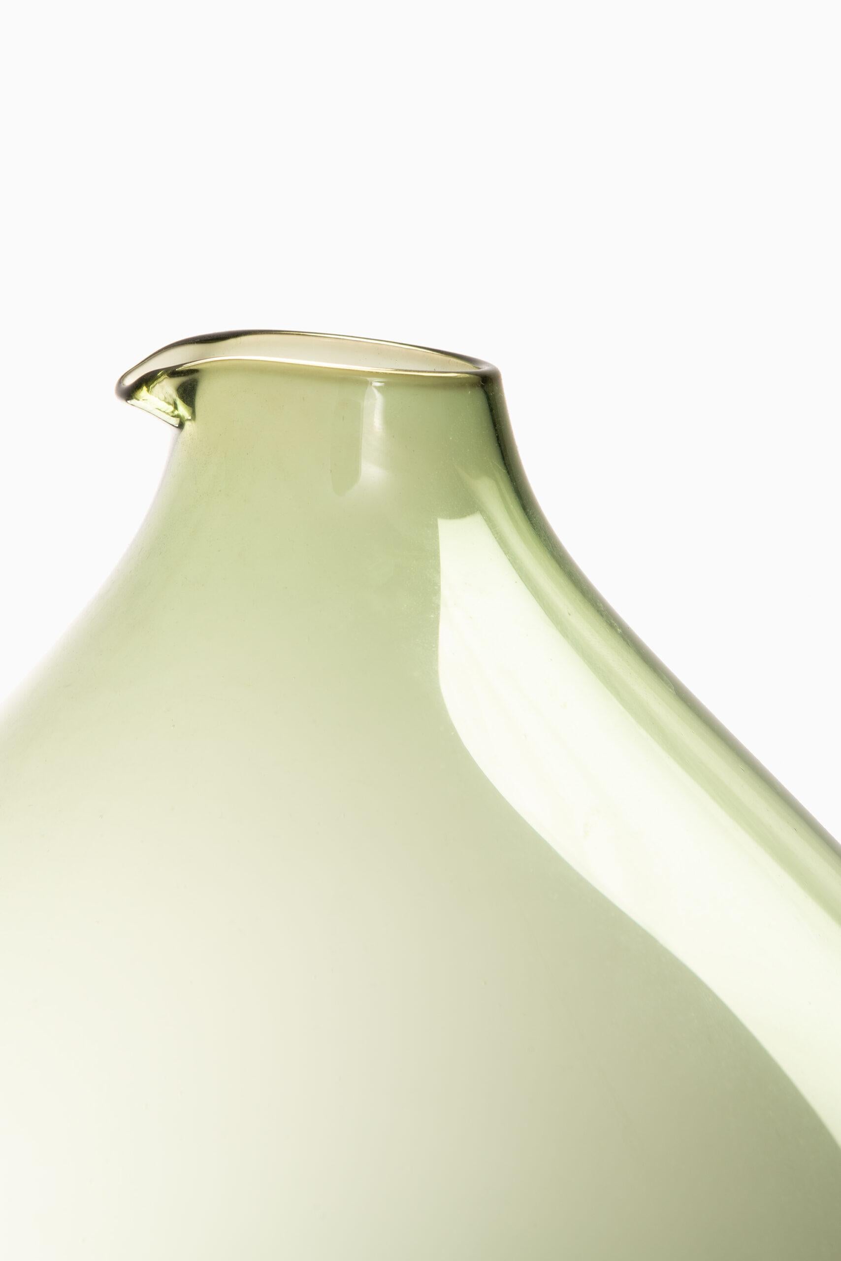 Raro e grande vaso in vetro disegnato da Kjell Blomberg. Prodotto da Gullaskruf in Svezia.