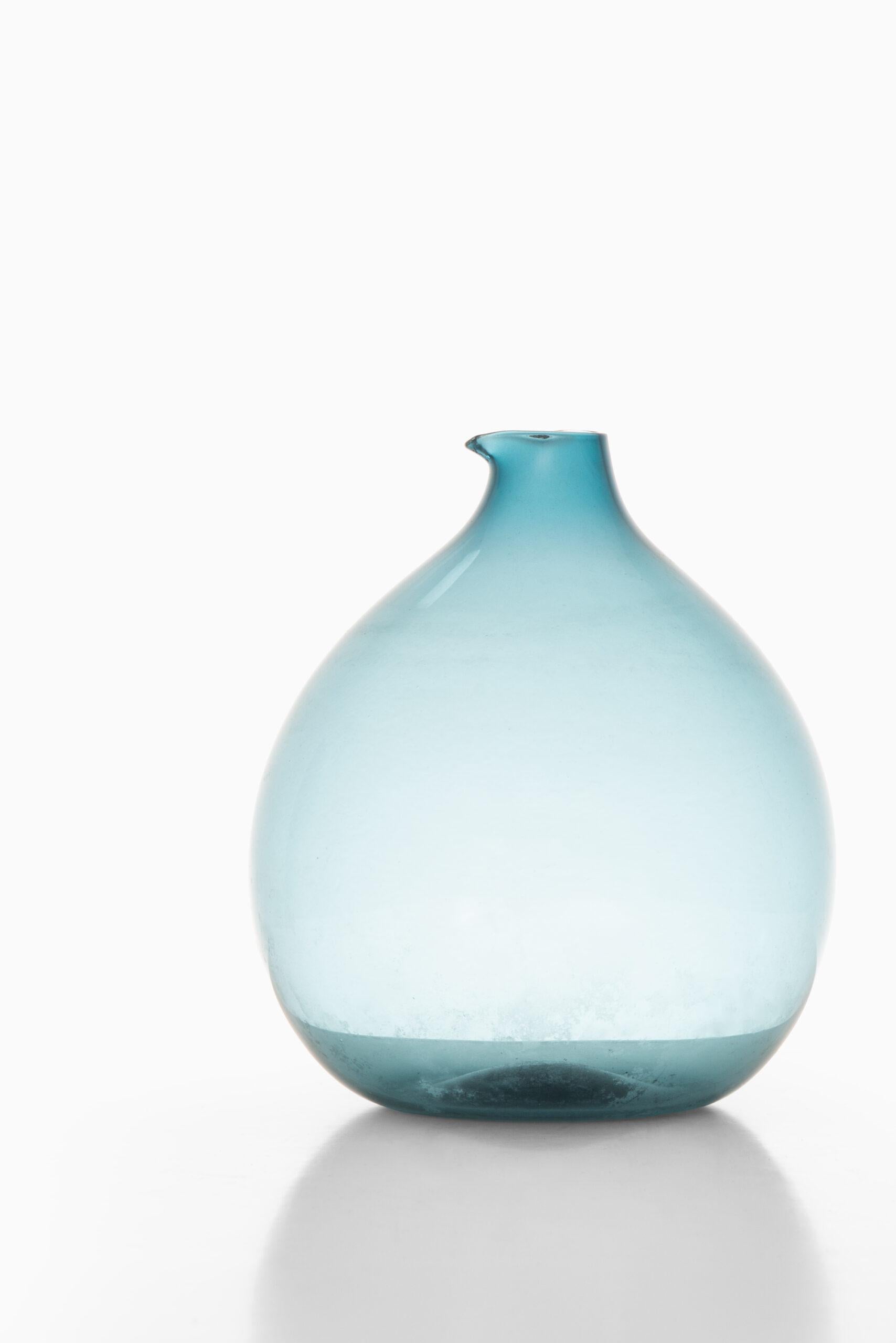 Scandinavian Modern Kjell Blomberg Vase Produced by Gullaskruf in Sweden For Sale