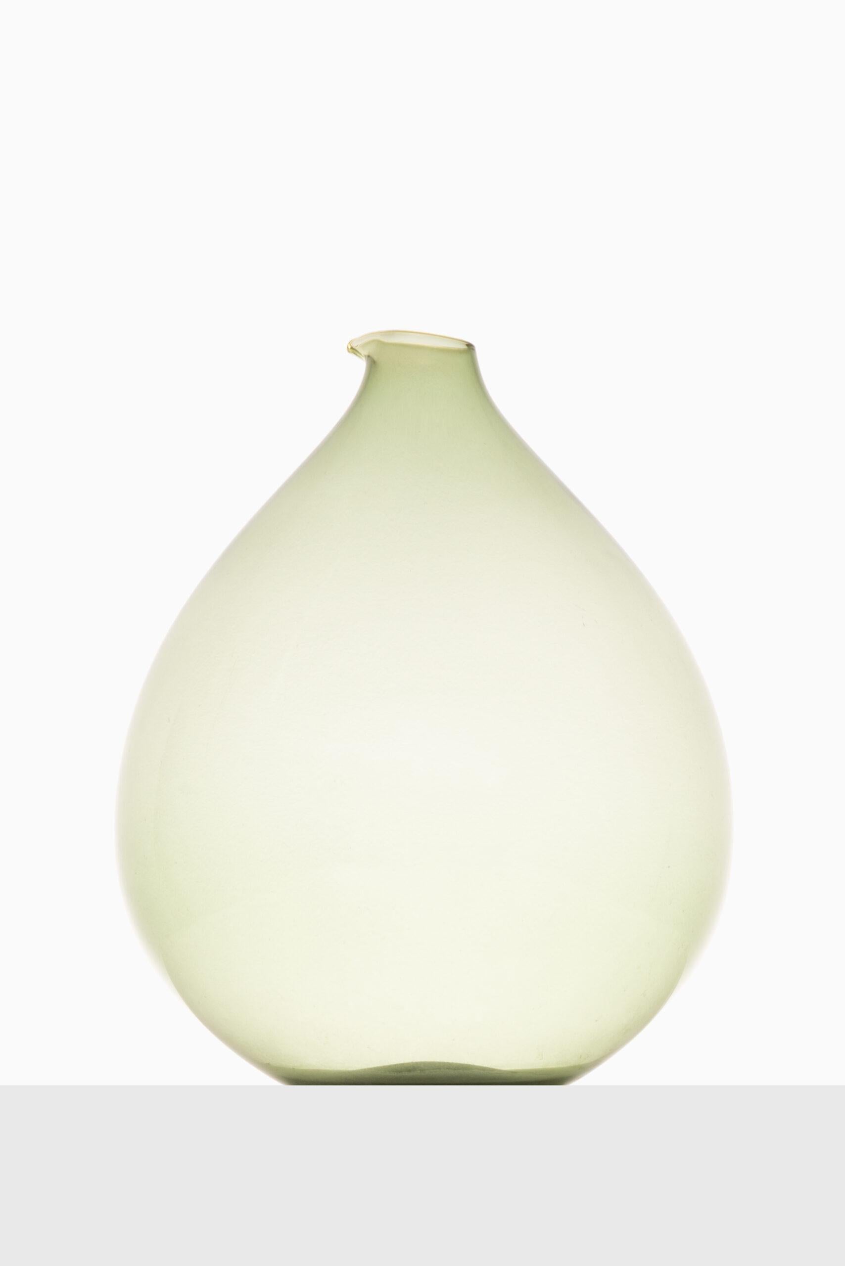 Scandinavian Modern Kjell Blomberg Vase Produced by Gullaskruf in Sweden For Sale