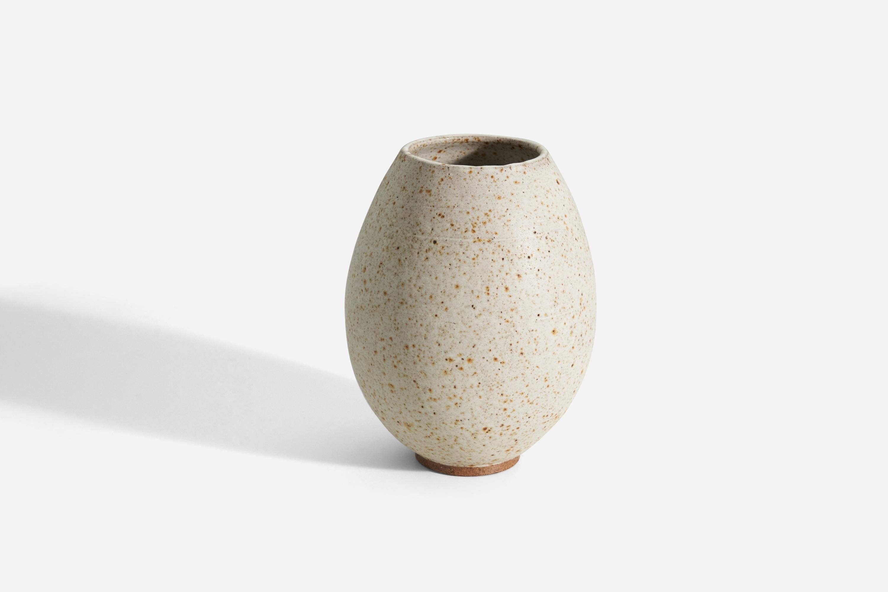 Un vase, en grès semi-glacé, conçu et produit par Kjell Boman, Lerhålan, Suède, vers les années 1960.