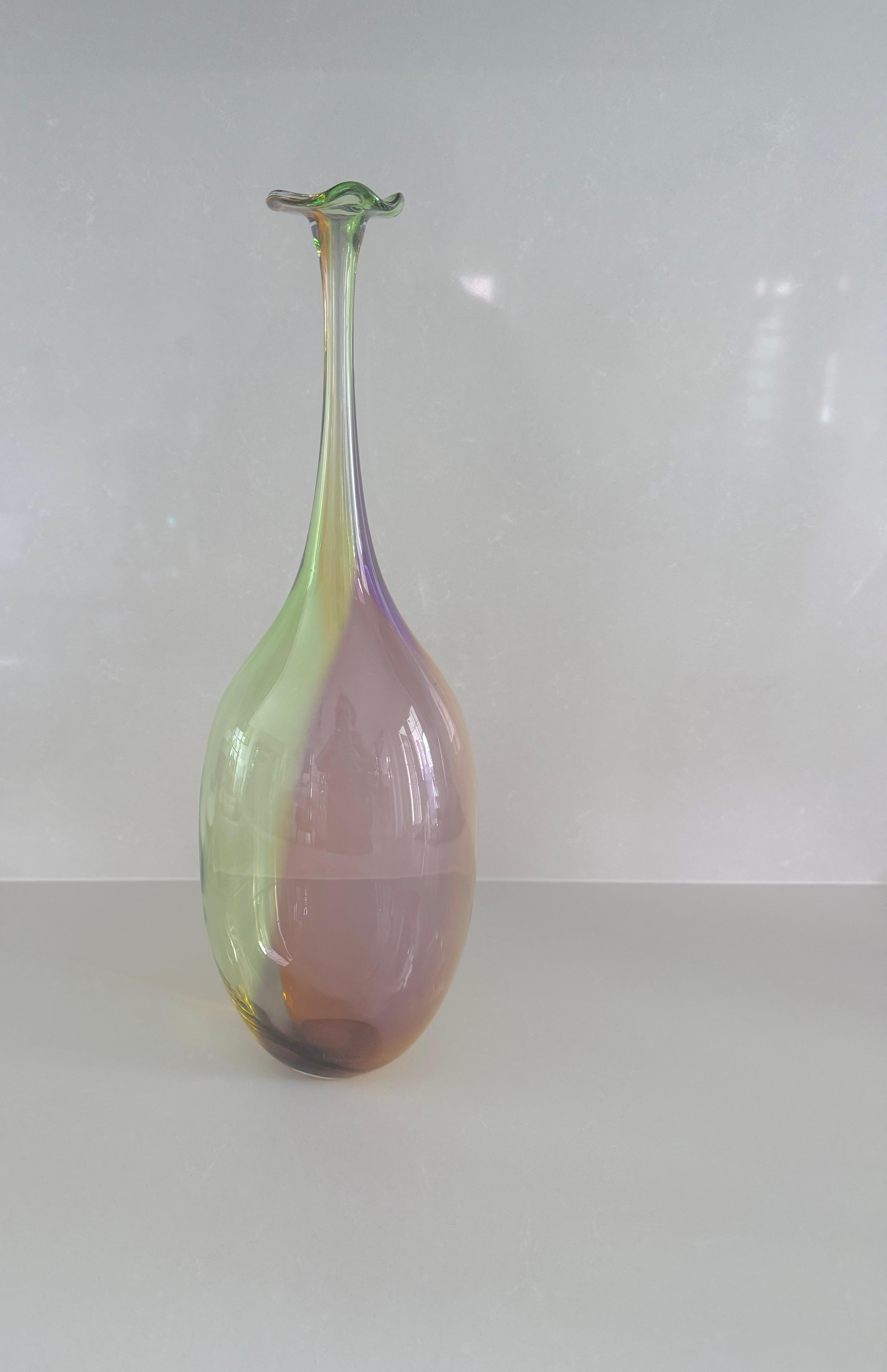Kjell Engman, Coppia di bottiglie mod. Fidji multi color, prod. Kosta Boda in vendita 5
