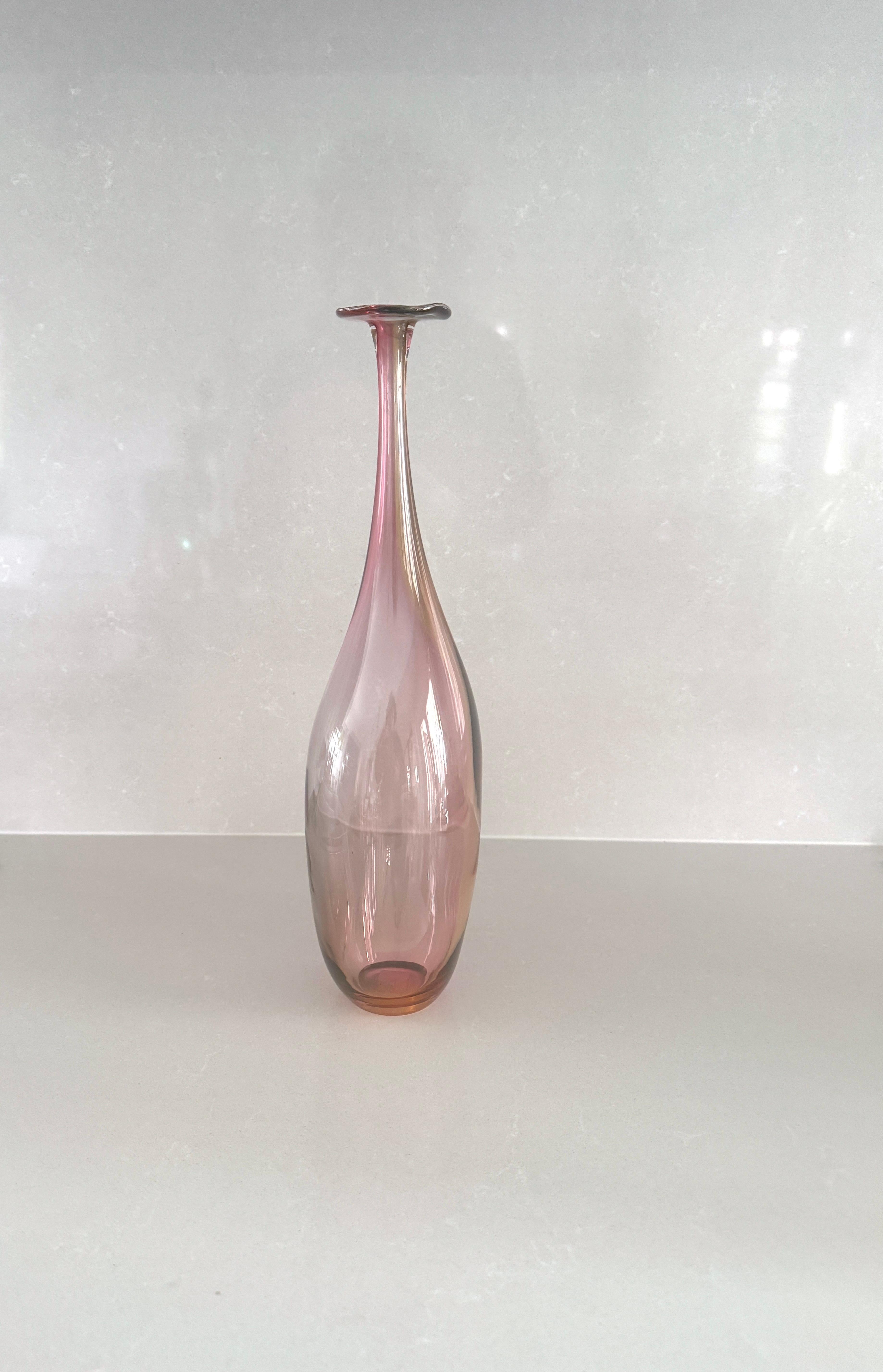 Kjell Engman, Coppia di bottiglie mod. Fidji multi color, prod. Kosta Boda in vendita 10